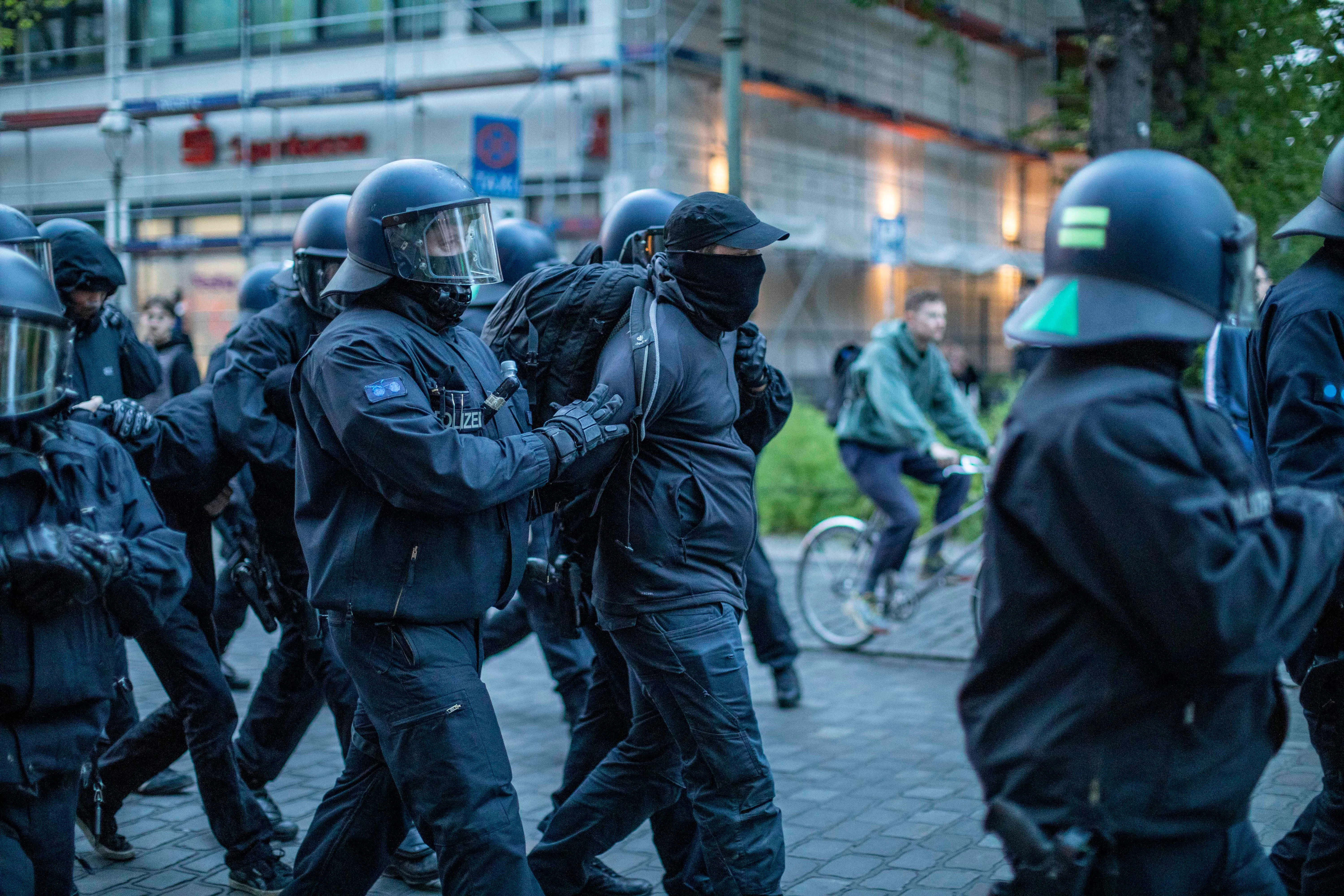 Berlin am 1. Mai: Polizisten führen einen Demonstranten ab.
