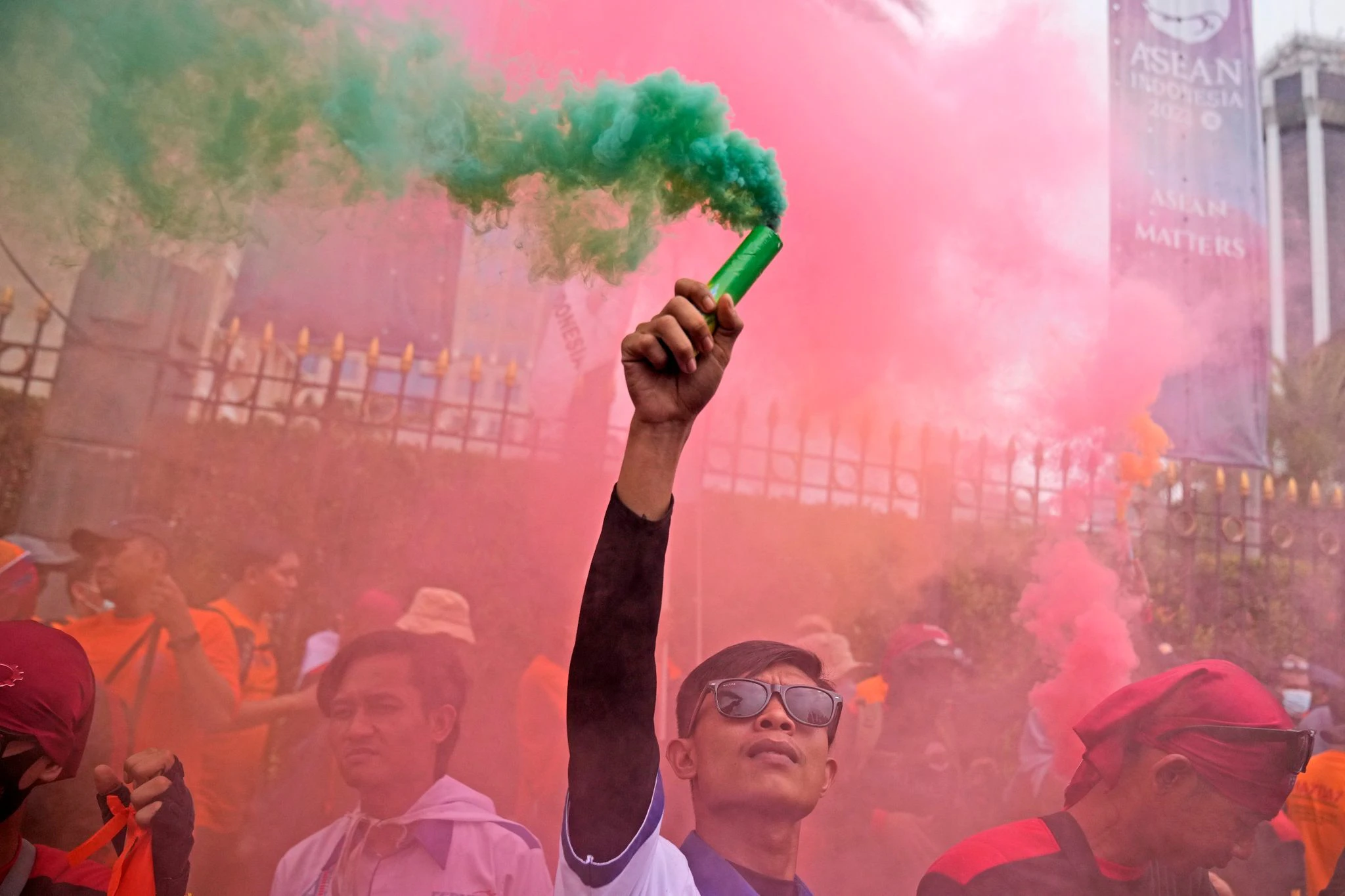 Ein Arbeiter hält während einer Maikundgebung in Jakarta eine Rauchfackel hoch. Auch Arbeiter und Demonstranten in Indonesien begehen den 1. Mai mit Protesten, bei denen sie unter anderem höhere Löhne und bessere Arbeitsbedingungen fordern.  