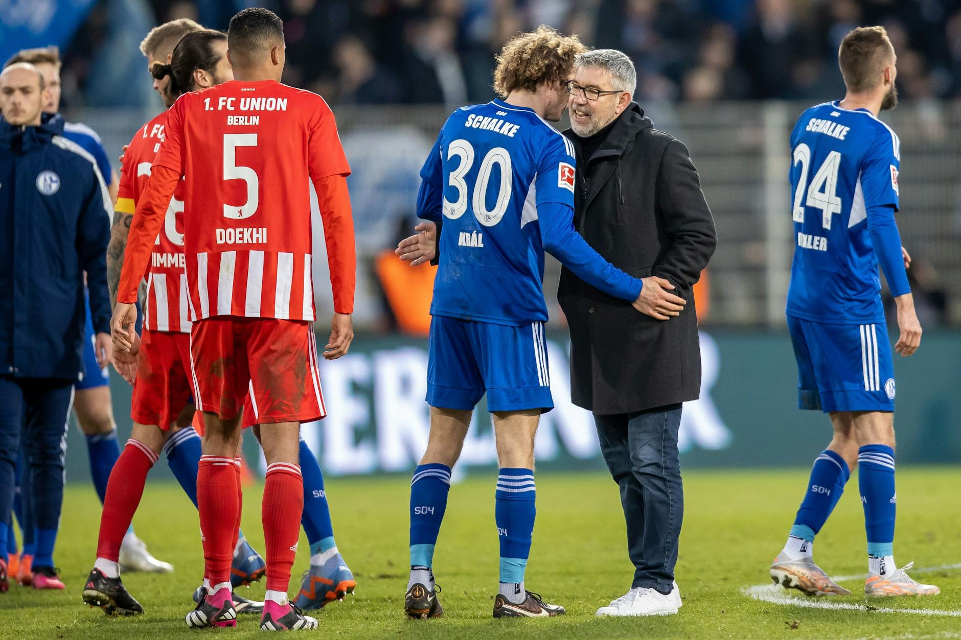 Man kennt sich bereits: Union-Coach Urs Fischer und Alex Kral beim Gastspiel der Schalker in Köpenick.
