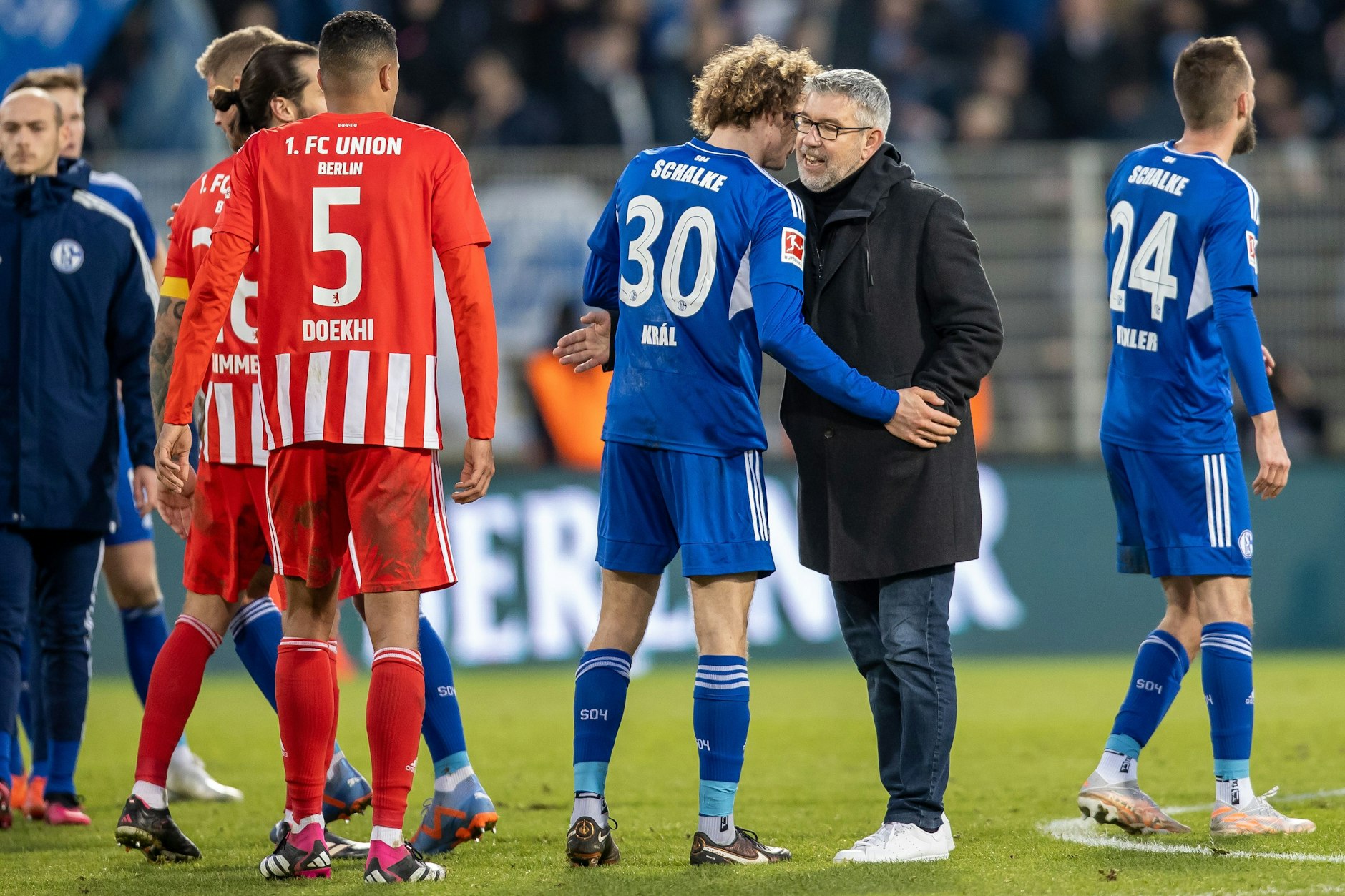 Man kennt sich bereits: Union-Coach Urs Fischer und Alex Kral beim Gastspiel der Schalker in Köpenick.