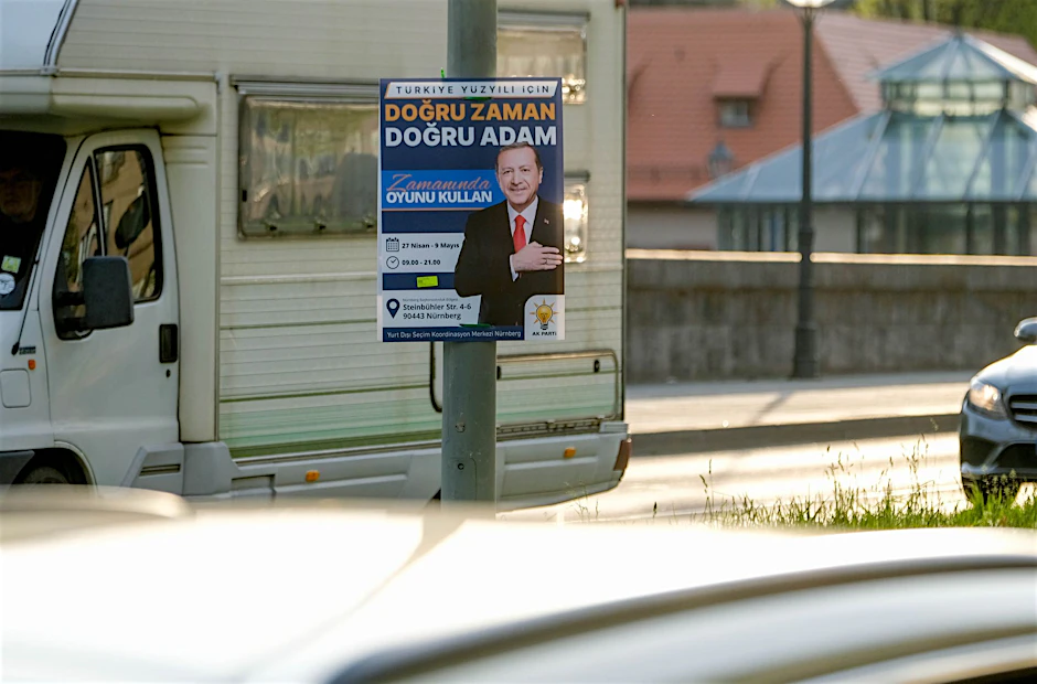 Ein Plakat wirbt in Nürnberg für die Präsidentenwahl in der Türkei - Recep Tayyip Erdogan ruft darauf türkische Wahlberechtigte dazu auf, am 14. Mai für ihn zu stimmen.  