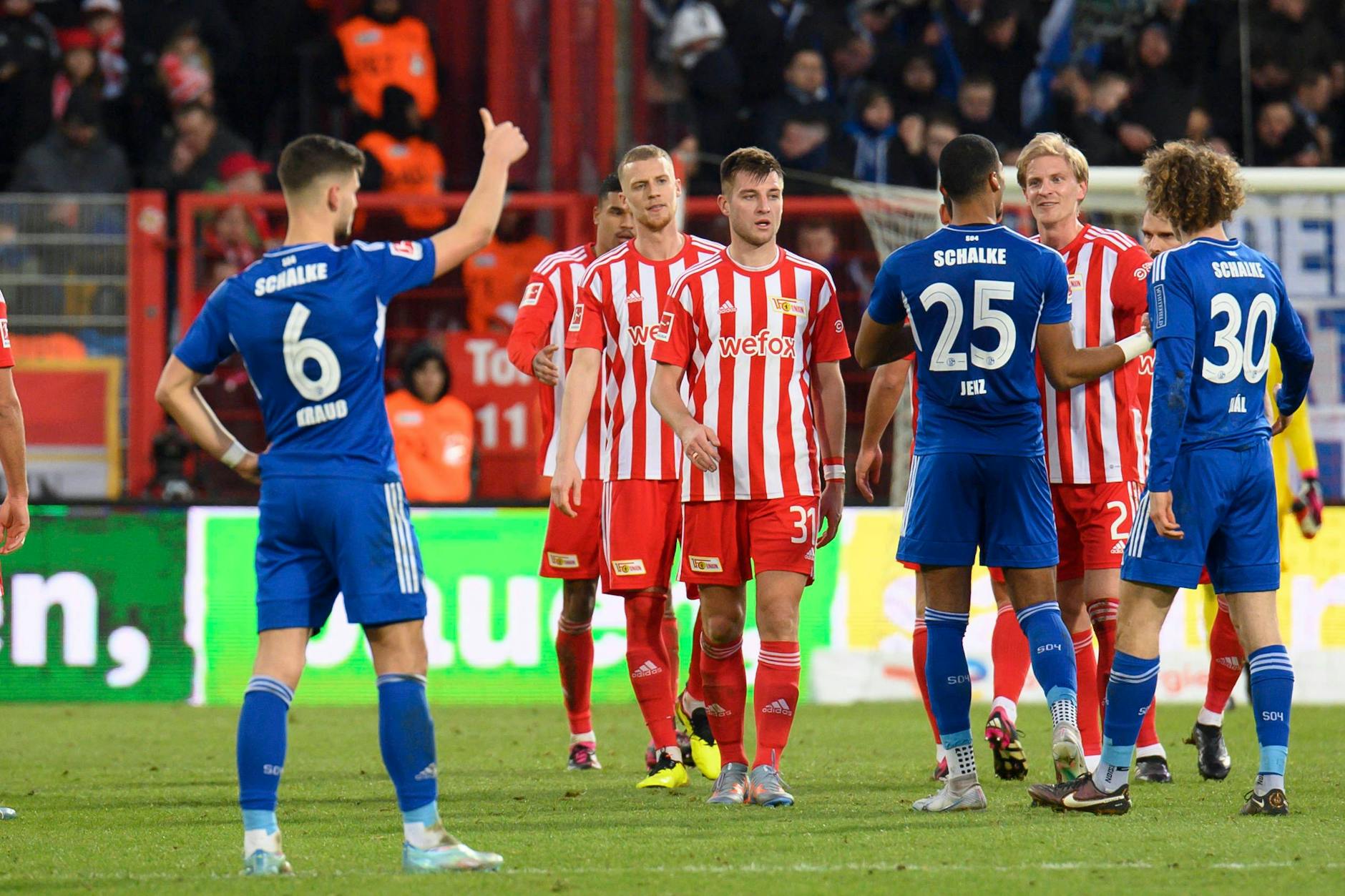 Nach dem 0:0 Mitte Februar in der Alten Försterei hebt nur Schalkes Tom Krauß den Daumen ...