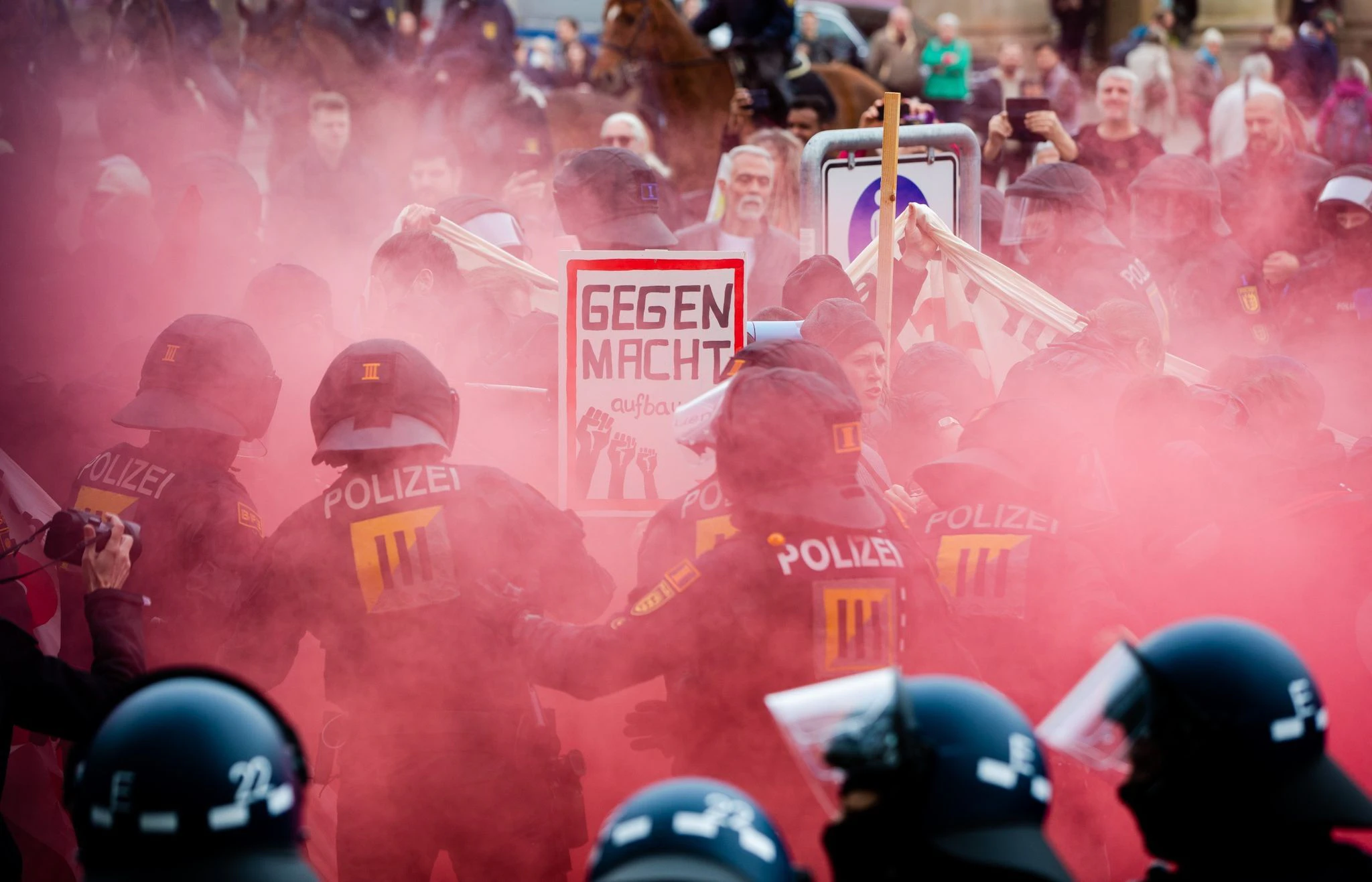 Zum Tag der Arbeit (1.Mai) geraten bei der «Revolutionären 1. Mai Demo» am Stuttgarter Schlossplatz Polizeieinheiten mit Demonstrationsteilnehmern aneinander.  
