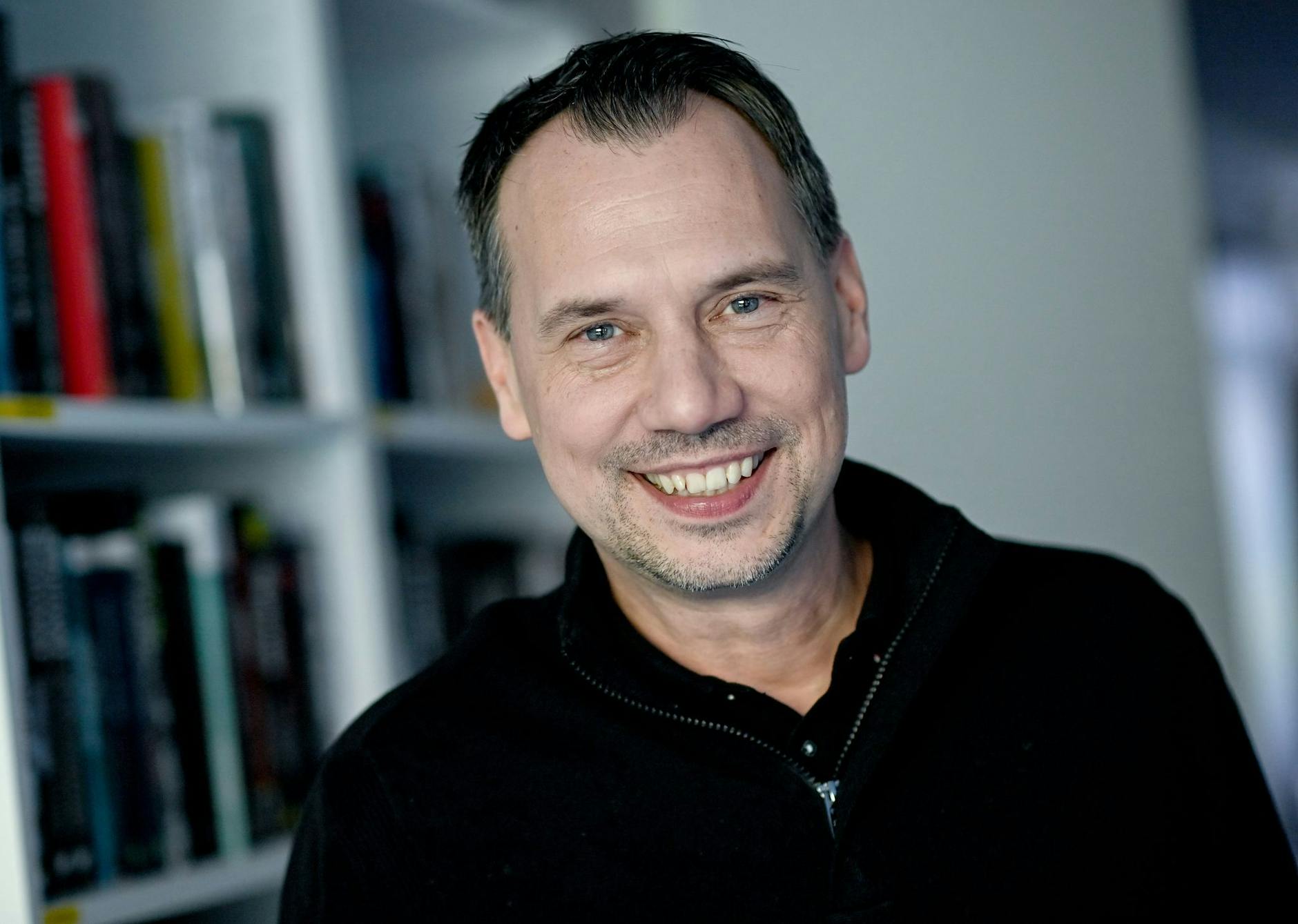 ARCHIV - Der Autor Sebastian Fitzek ist immer auf der Suche nach Geschichten. dpa