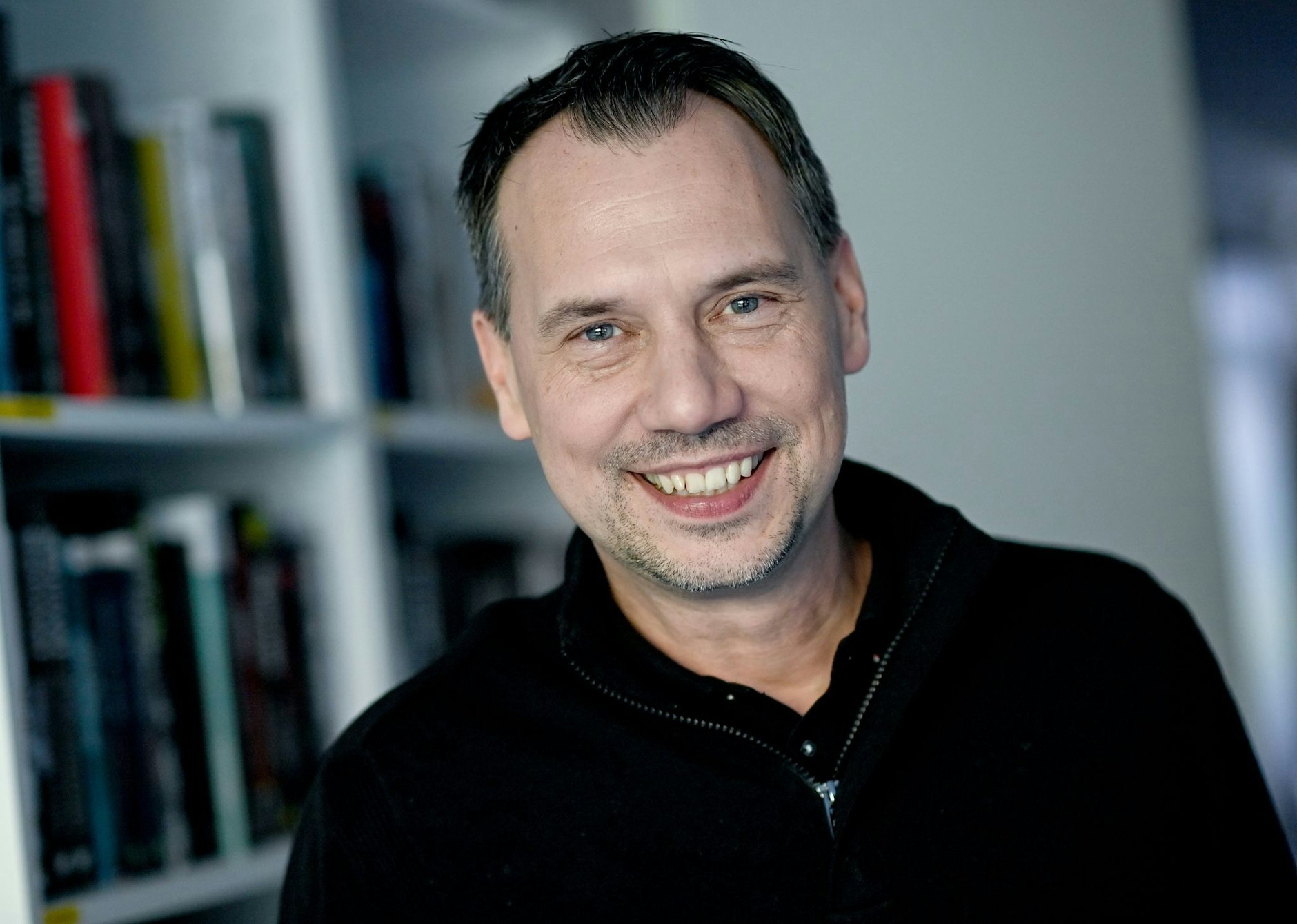 ARCHIV - Der Autor Sebastian Fitzek  ist immer auf der Suche nach Geschichten.  dpa