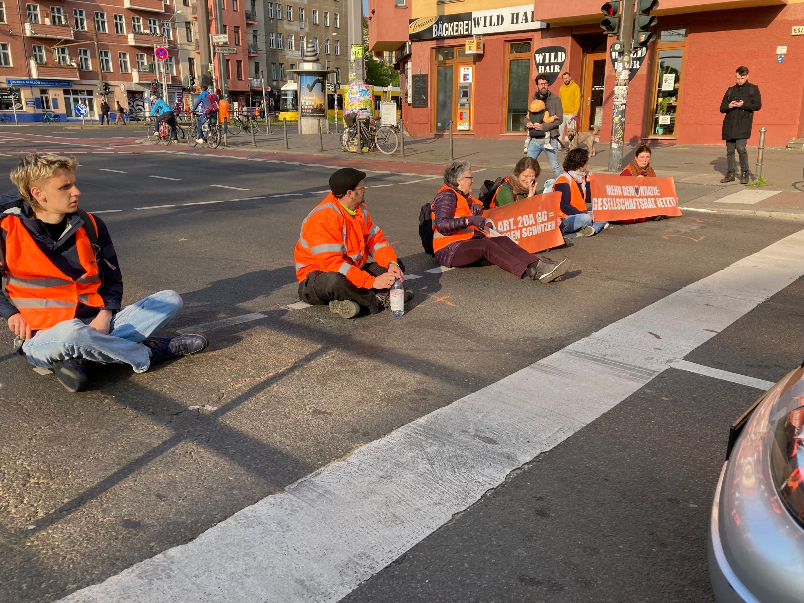 Letzte Generation: Polizei Flext Klima-Kleber Aus Dem Asphalt, Wissing ...