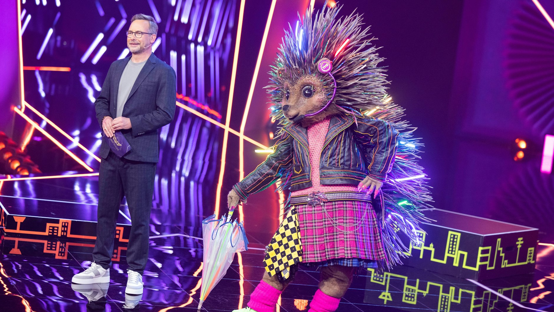 Der Igel mit „Masked Singer“-Moderator Matthias Opdenhövel.