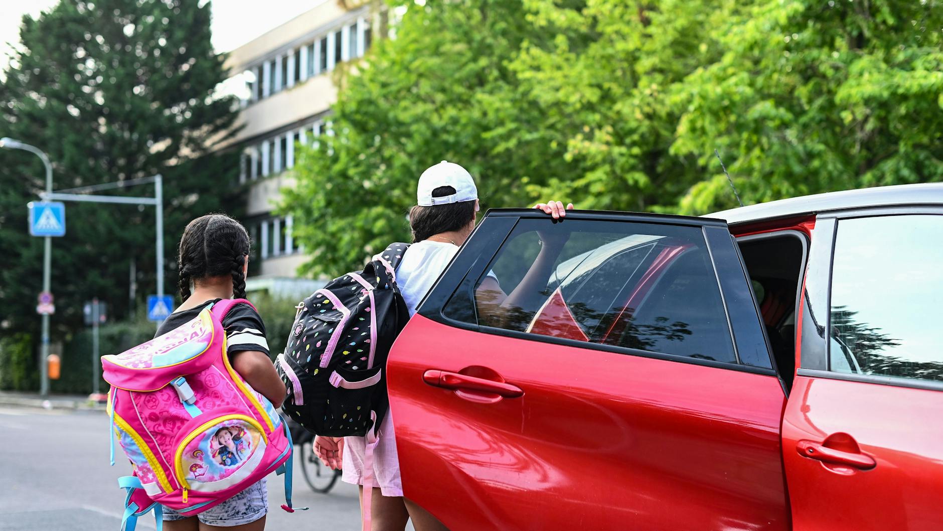 Die Polizei widmet sich immer wieder einmal der Bekämpfung von Elterntaxis: Die Kinder werden oft im Halteverbot vor Schulen rausgesetzt.