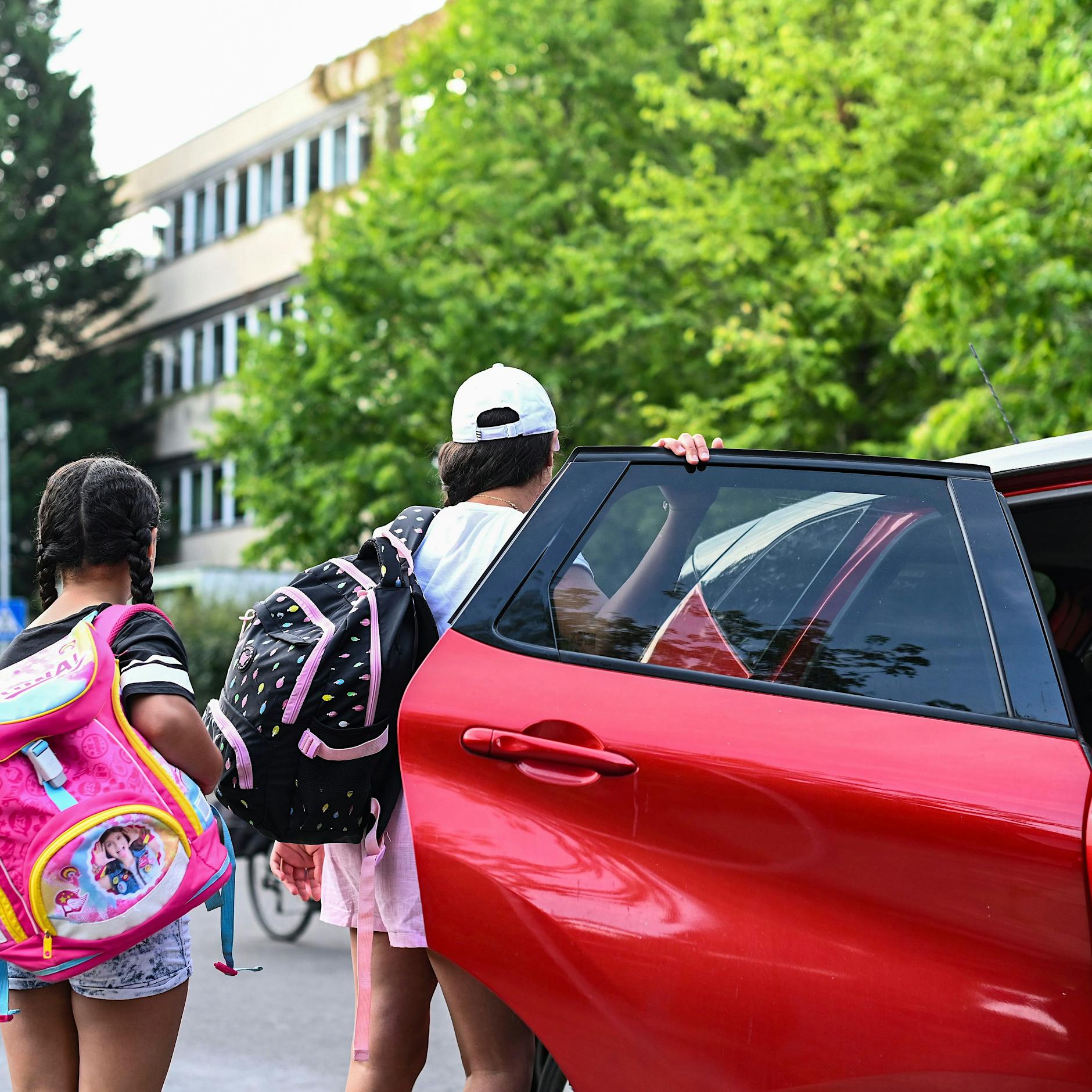 Elterntaxis nehmen in Berlin Überhand – sagt auch der Verkehrsminister