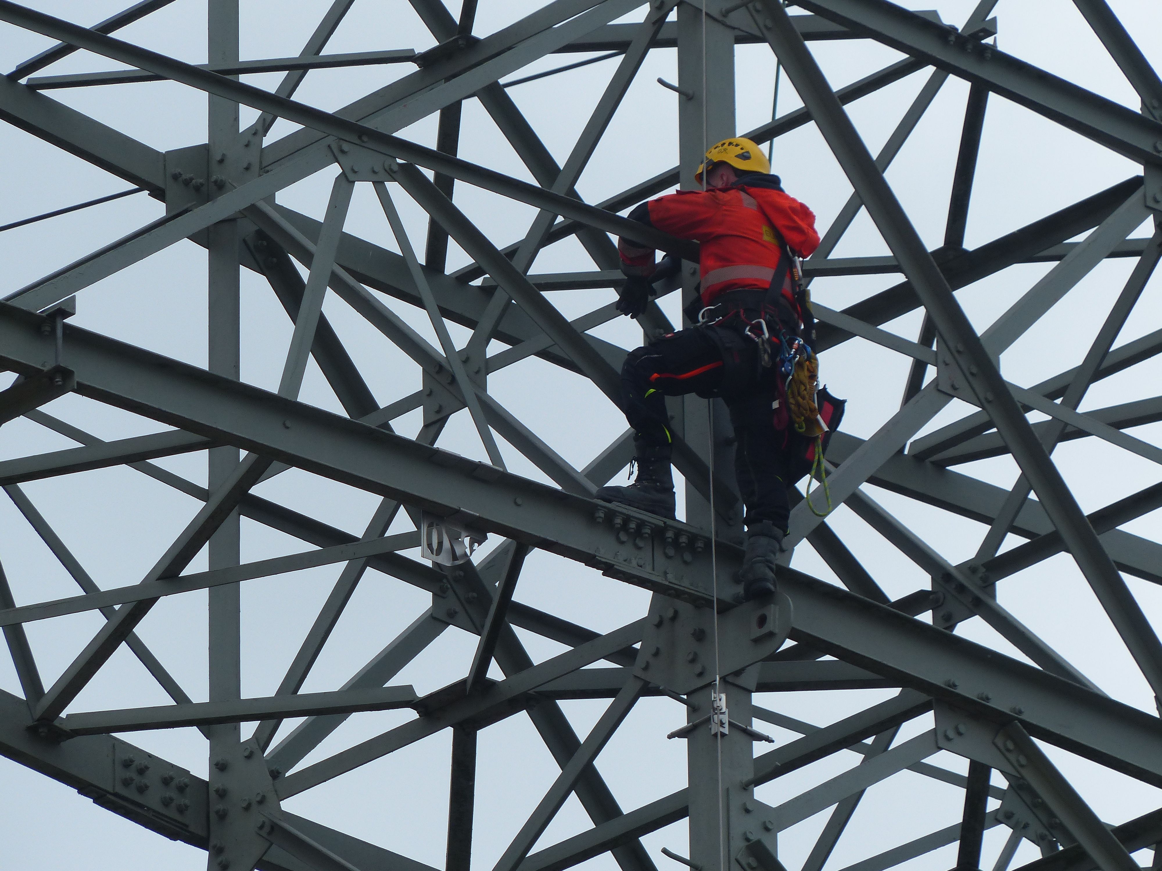 Image - Hochseil-Artisten ohne Publikum zerlegen Stahlgerippe des Berliner Ostens