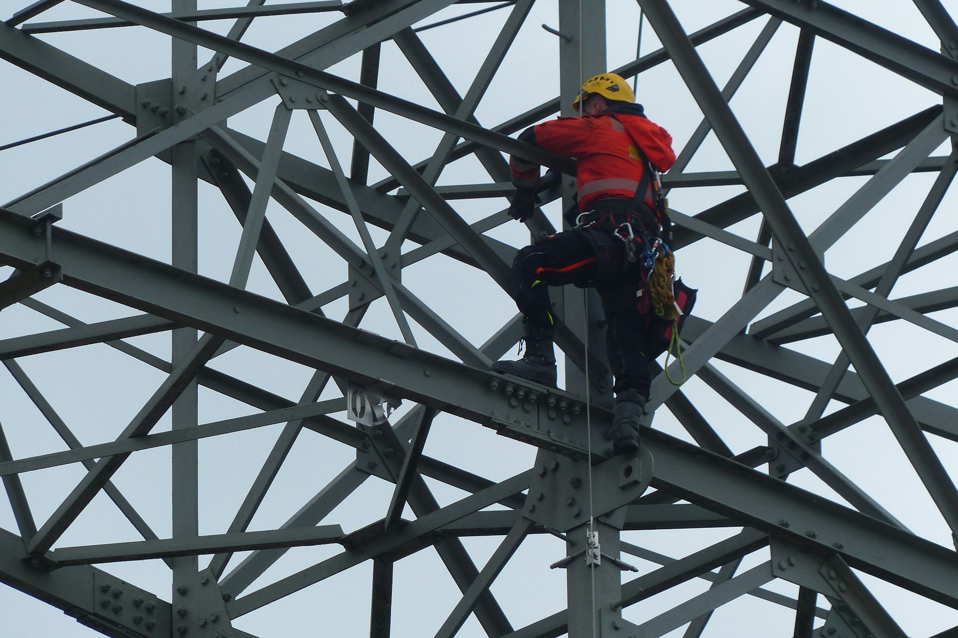 Hoch hinaus: Ende März wurden an der Köpenicker Chaussee die Kabel von den Masten genommen.