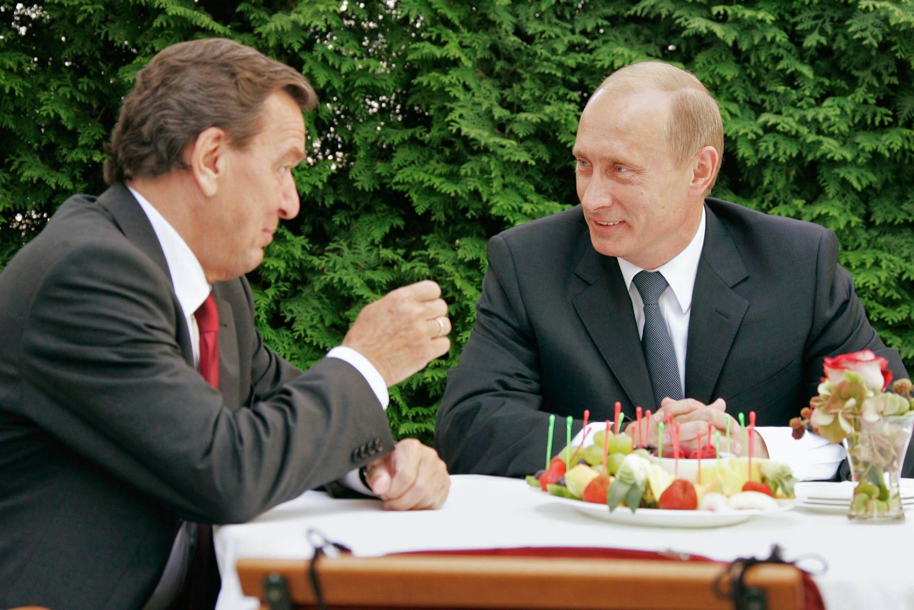 Verbringen gern Zeit miteinander: Schröder und Busenfreund Putin 2005 bei Obst und Käse im Kanzleramt.