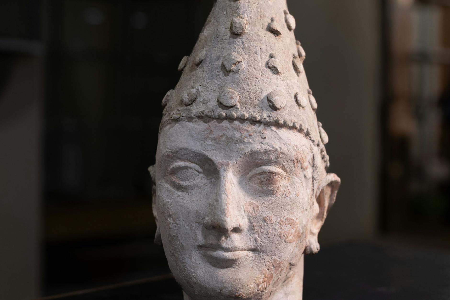 Die Terrakottafigur eines „Prinzen“ aus einer Tempelanlage aus
Dalverzintepa, 1.–2. Jahrhundert n. Chr., in der Ausstellung „Archäologische Schätze aus Usbekistan“ in der James-Simon-Galerie und im Neuen Museum