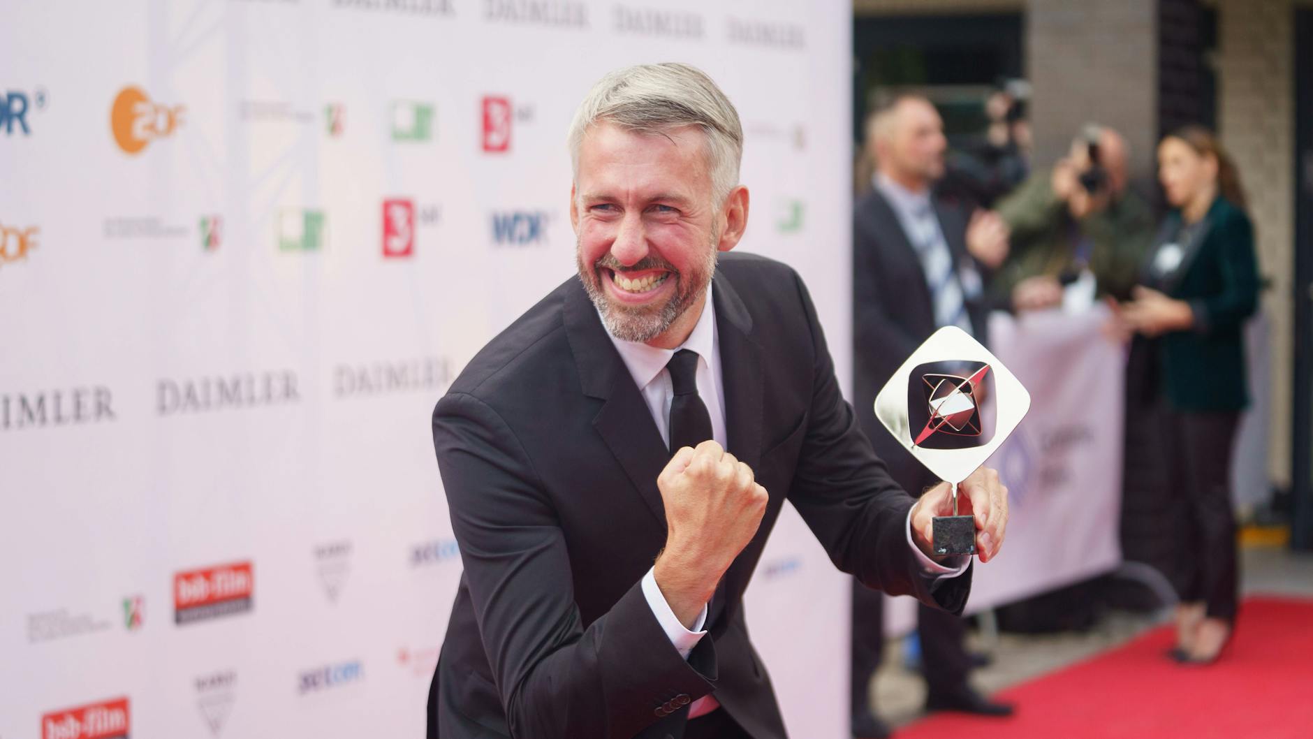 Mit seiner Sendung „Noch nicht Schicht“ gewann Sebastian Pufpaff 2021 den Grimme-Preis. Seit November 2021 moderiert er „TV Total“.