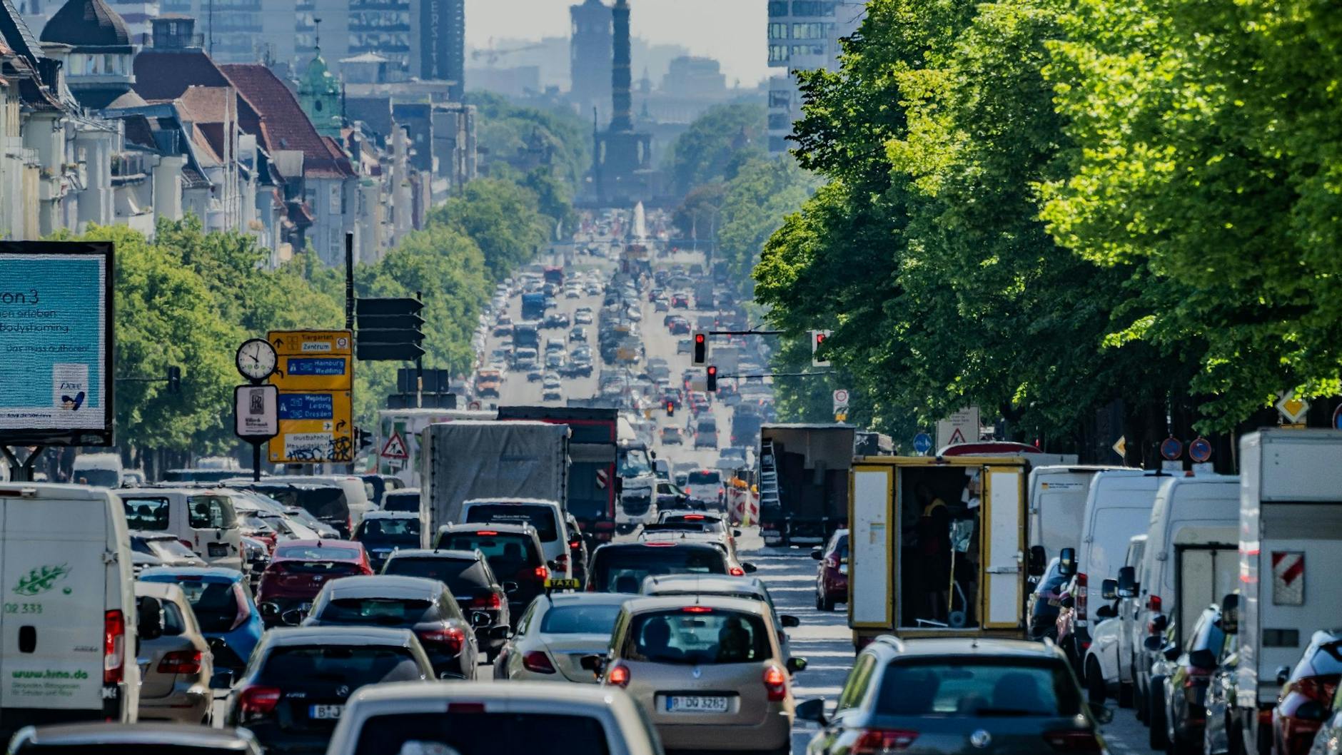 In der Berliner Innenstadt kommt es immer wieder zu Staus und Behinderungen. Wir verraten, wie der Verkehr in Berlin am Donnerstag wird.