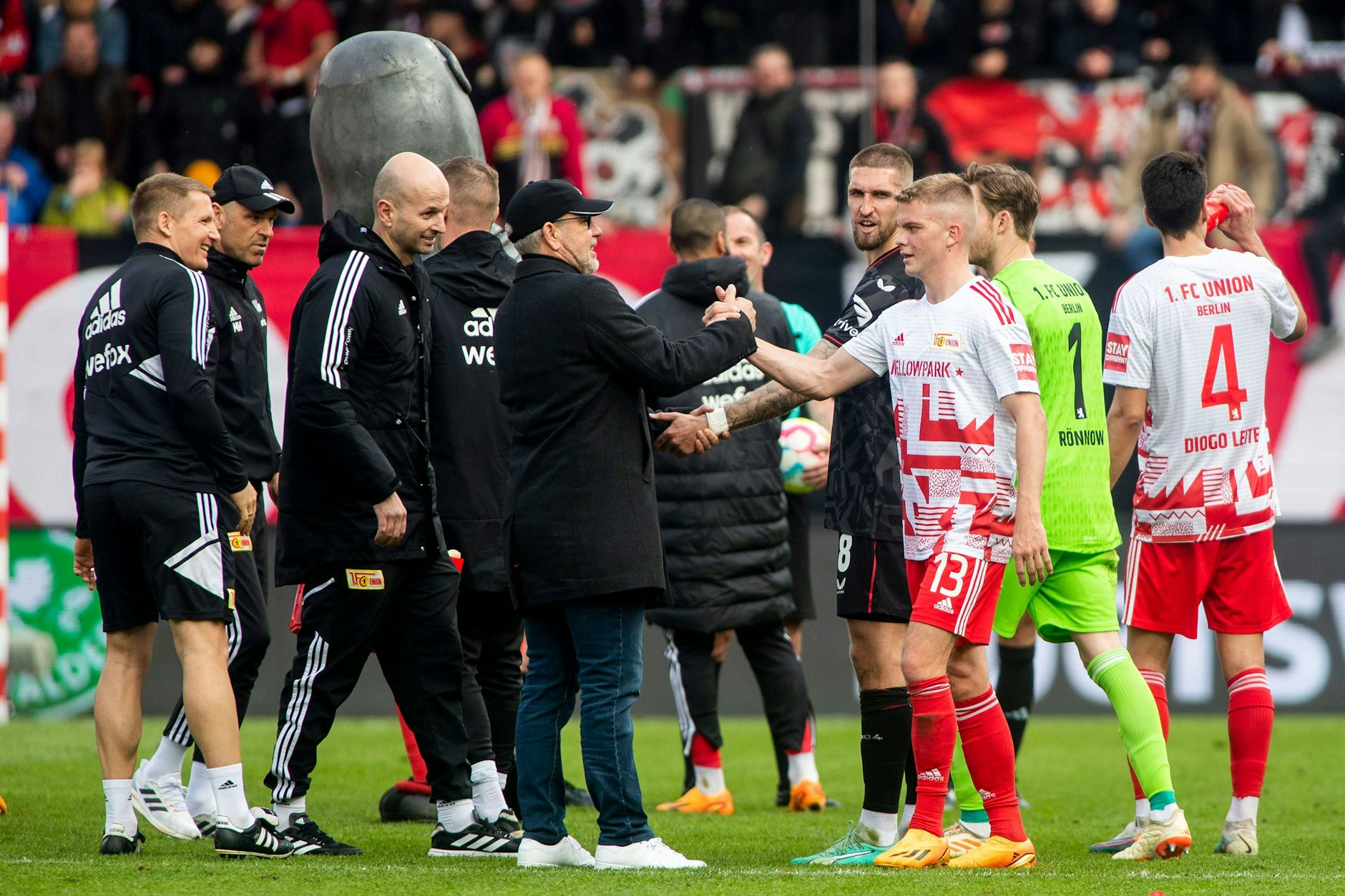 Union-Trainer Urs Fischer freut sich mit András Schäfer über dessen Comeback gegen Leverkusen.