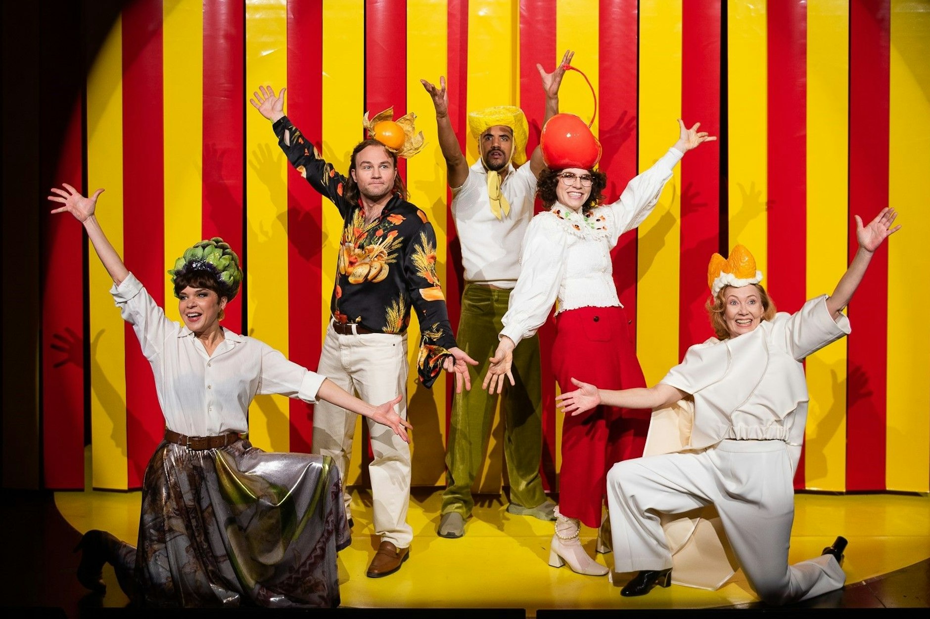 Aus Frankfurt a.M.: „Der kleine Snack“, auf dem Bild: Anna Kubin, Christoph Pütthoff, Mark Tumba, Lotte Schubert, Heidi Ecks (v.l.)