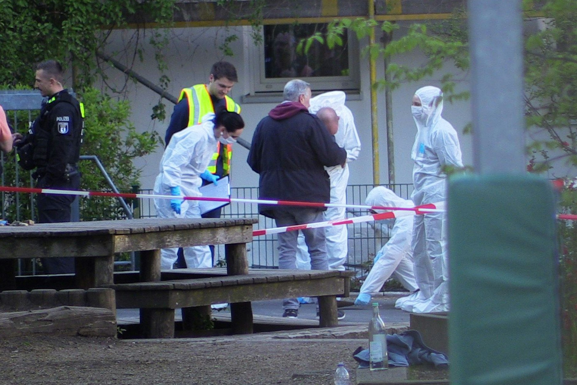 Mitarbeiter der Kriminaltechnik sichern auf dem Schulhof Beweismittel. Ein 38-jähriger Mann soll auf dem Gelände an der Mainzer Straße zwei Mädchen mit einem Messer angegriffen haben.