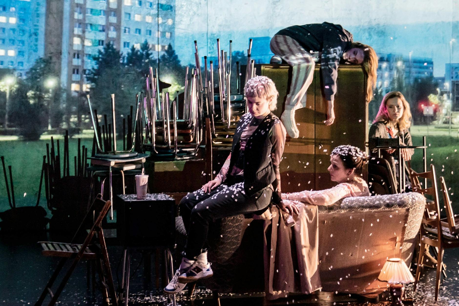 Aus Hamburg: „Im Menschen muss alles herrlich sein“, auf dem Bild: Toini Ruhnke, Pauline Rénevier, Oda Thormeyer, Oana Solomon (v.l.)