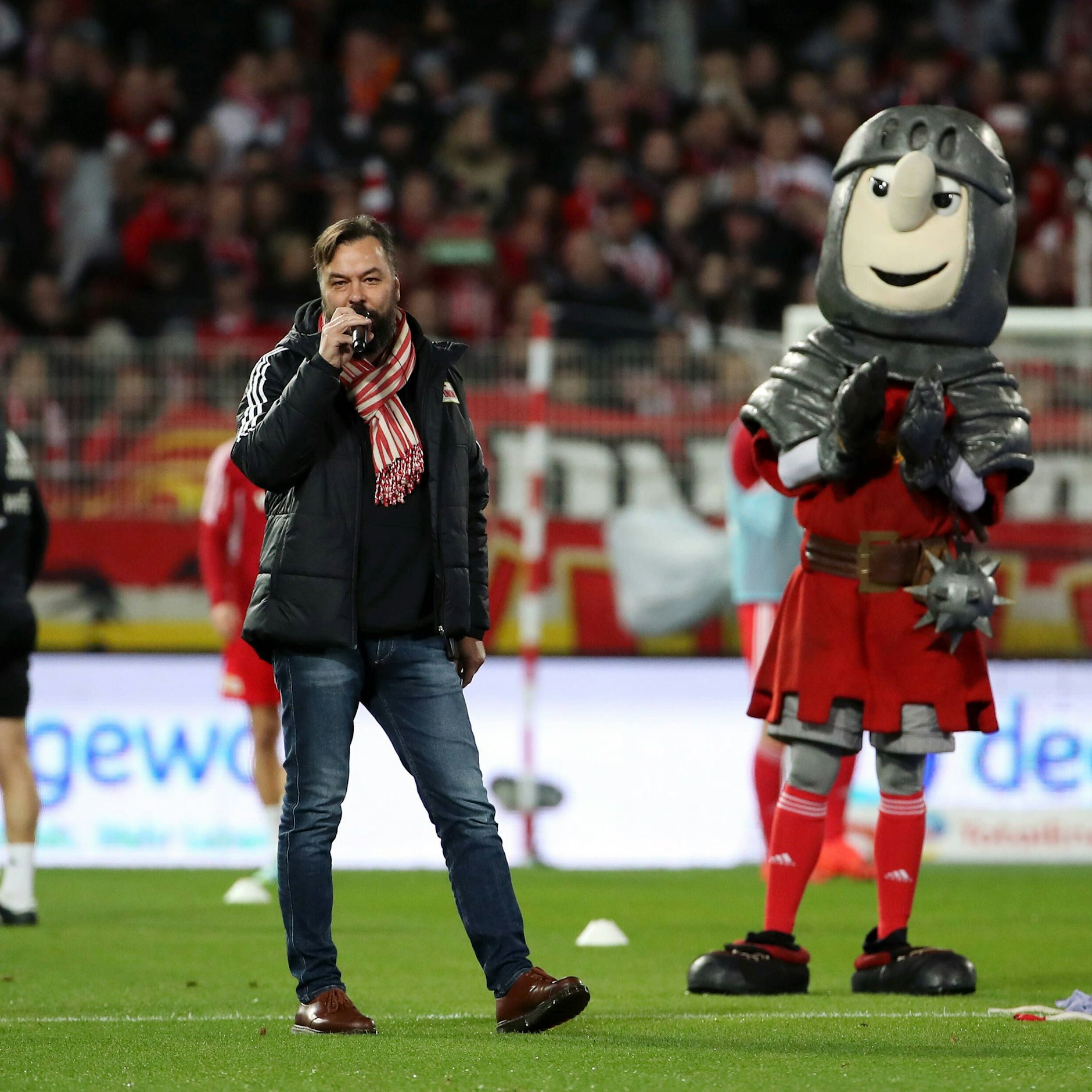 Erfreut sich großer Beliebtheit: „Ritter Keule“ vom 1. FC Union – hier bei der Arbeit neben Presssprecher Christian Arbeit (l.).