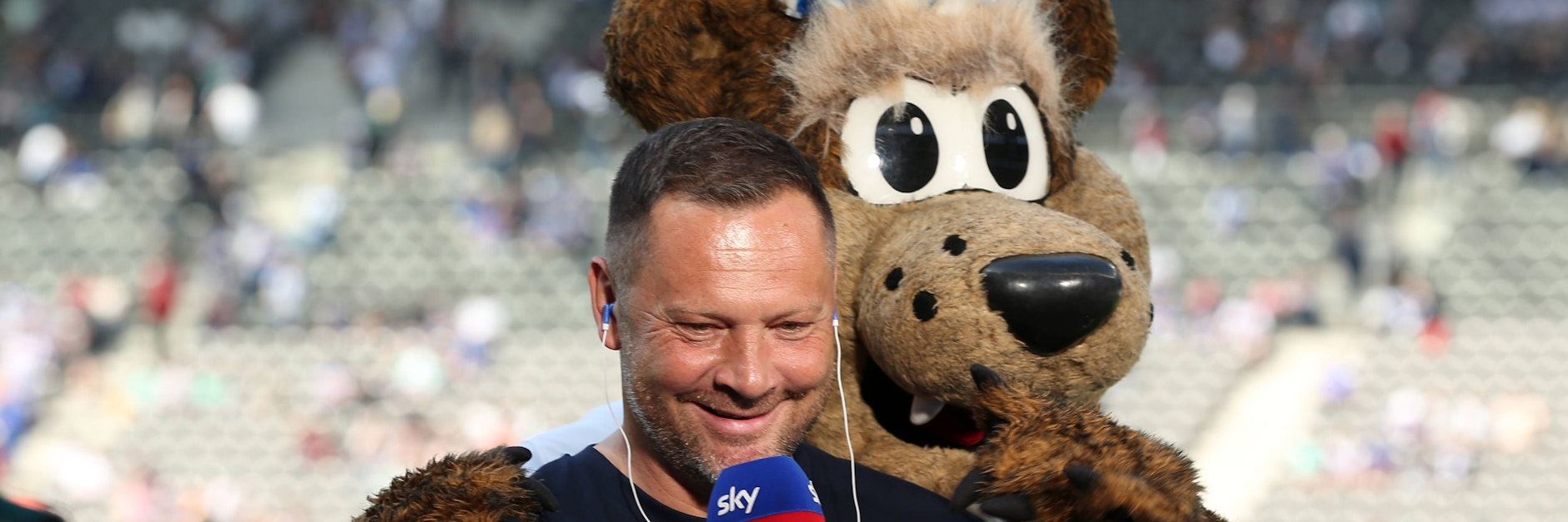 Derzeit die einzigen beiden Herthaner mit Bundesliga-Format: Trainer Pal Dardai und Maskottchen „Herthinho“.