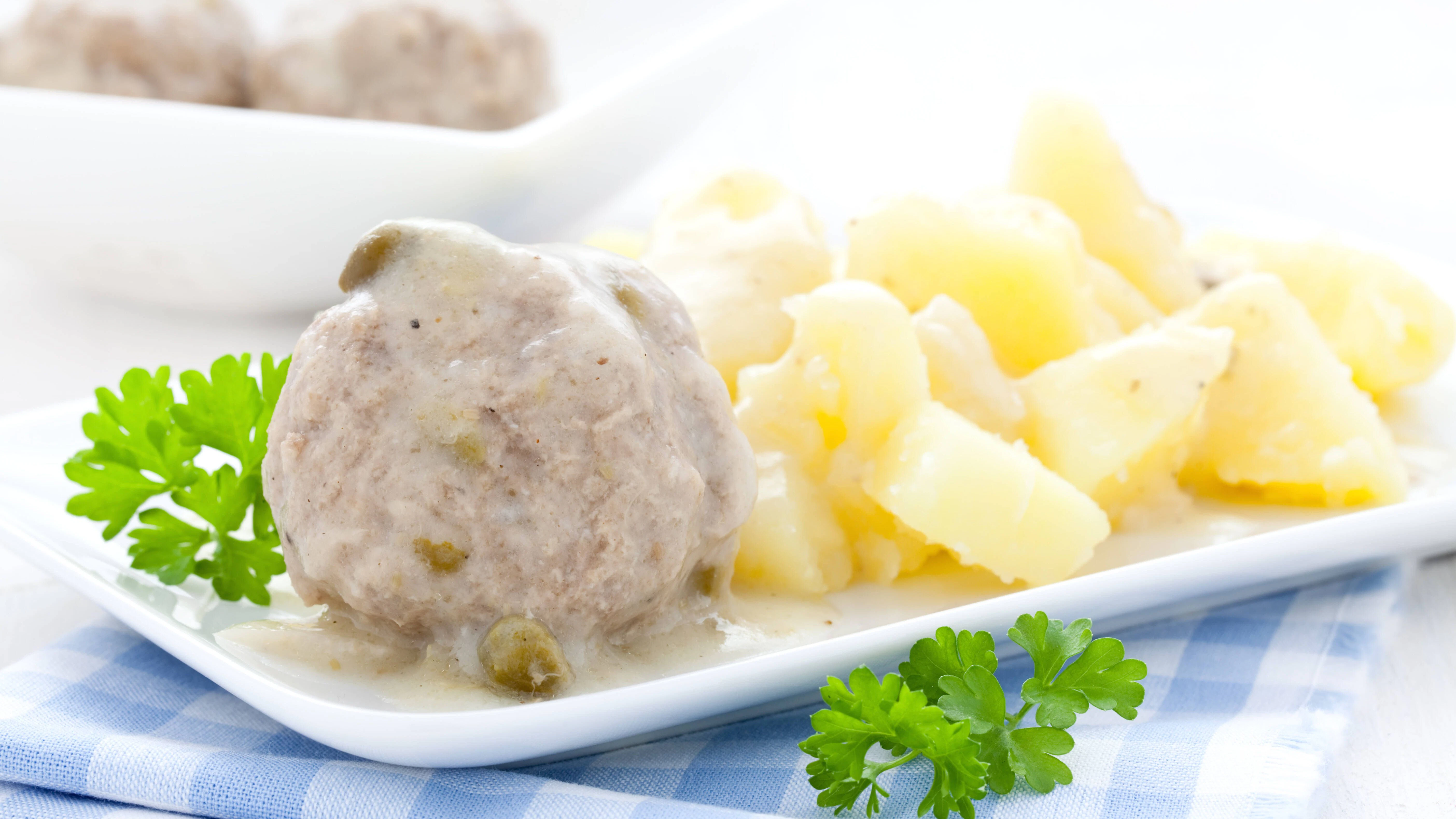 Königsberger Klopse werden traditionell mit Salzkartoffeln serviert. 