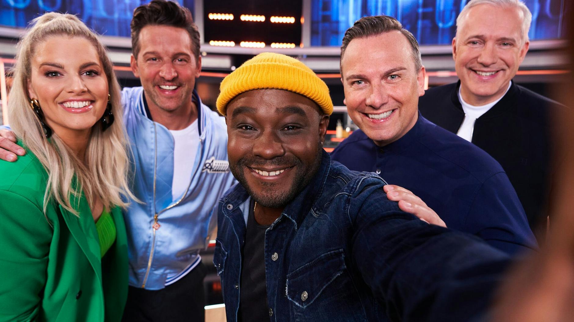 Moderatorin Angelina Kirsch mit den Coaches Alex Kumptner, Nelson Müller, Tim Raue und Alexander Herrmann.