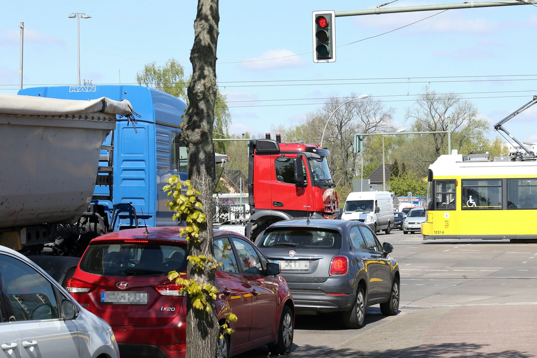 Da schickt man seinen Nachwuchs nicht gerne rüber: Die Kreuzung Hansastraße/Malchower Weg/Darßer Straße ist eine Verkehrshölle.  