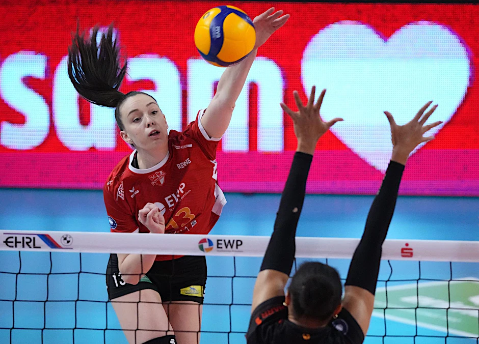 ARCHIV - Potsdams Anett Nemeth schmettert einen Ball übers Netz.  