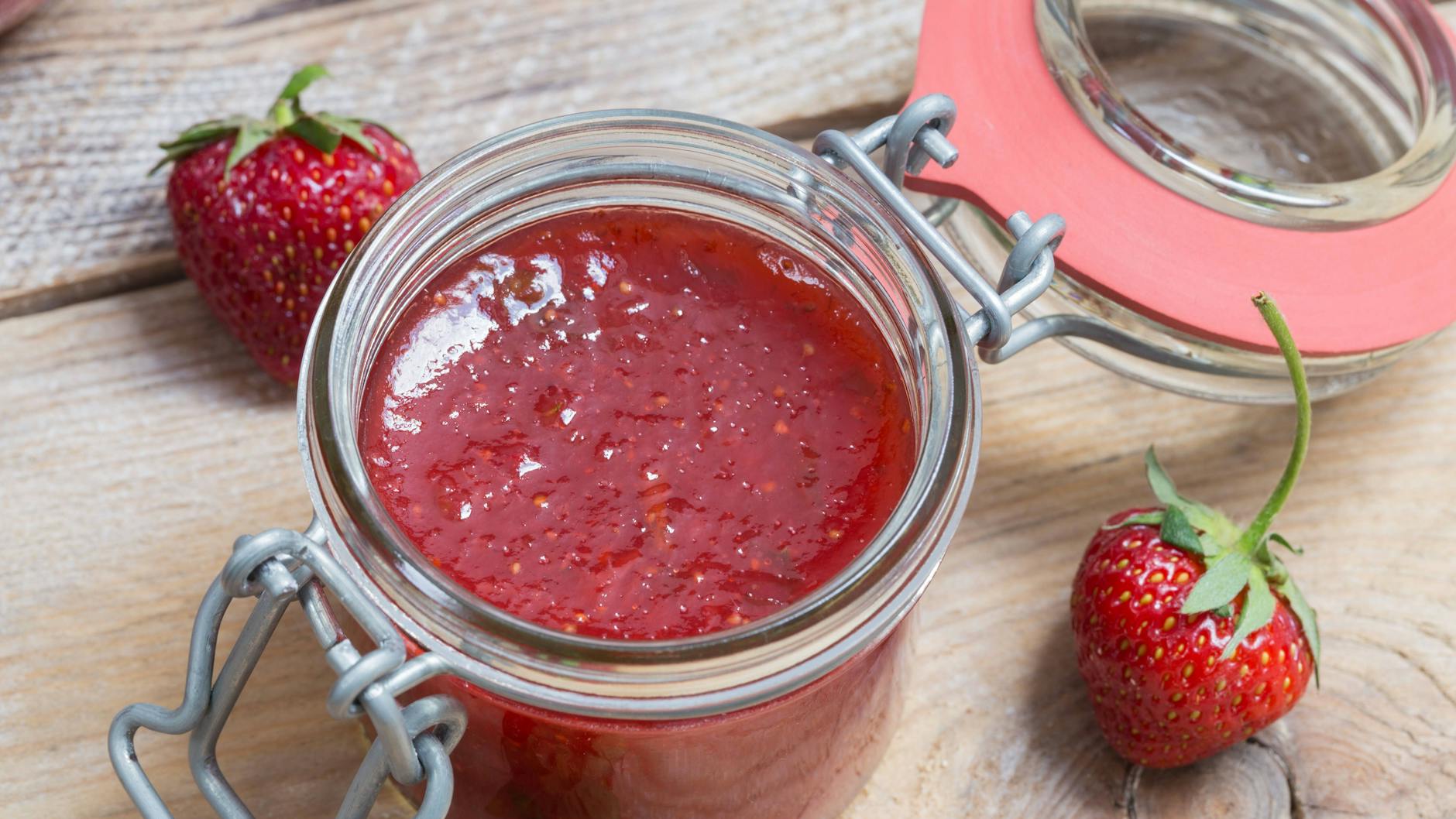 Selbst gekochte Erdbeermarmelade kann man nach Herzenslust verfeinern.