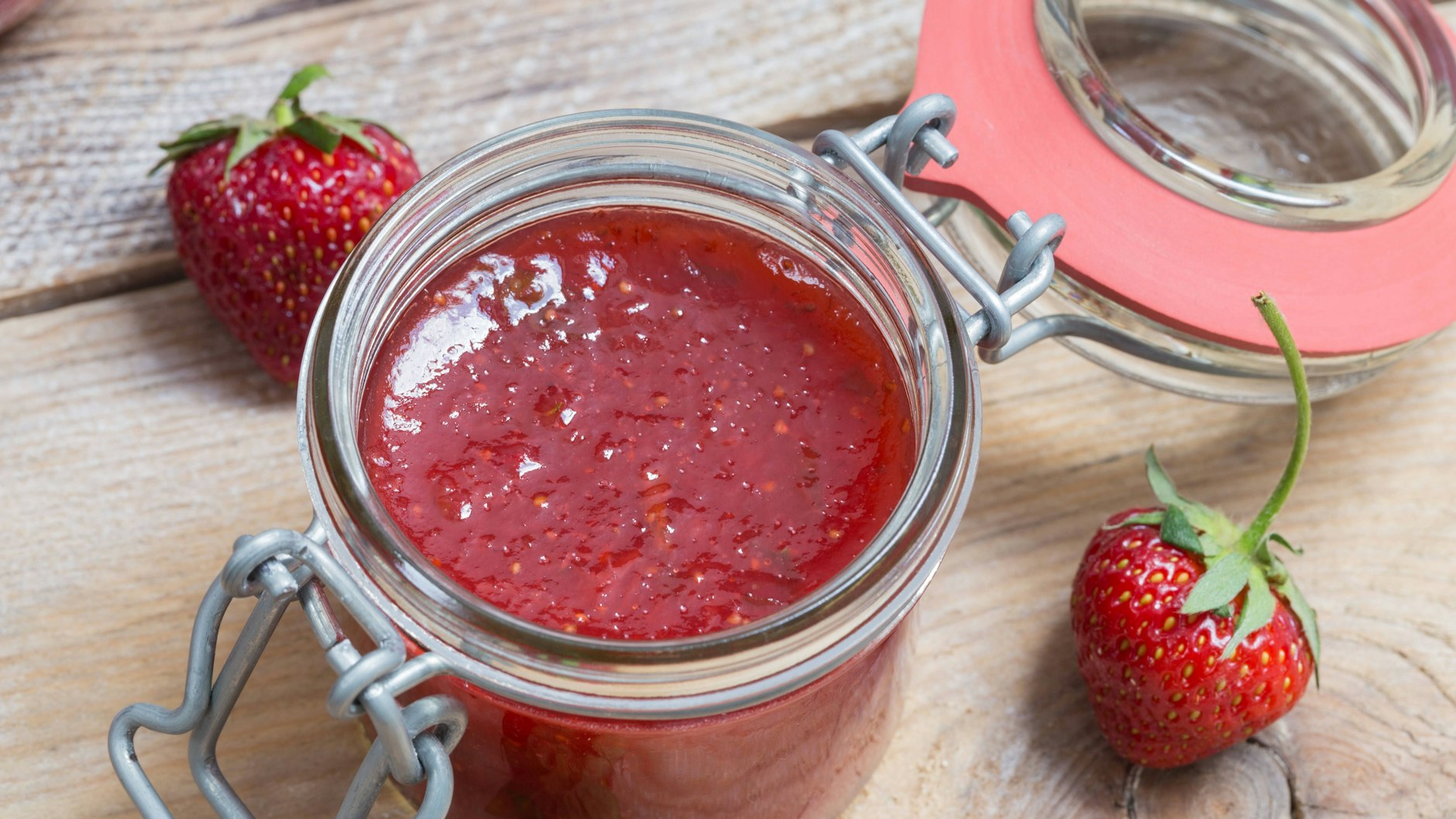 Selbst gekochte Erdbeermarmelade kann man nach Herzenslust verfeinern.