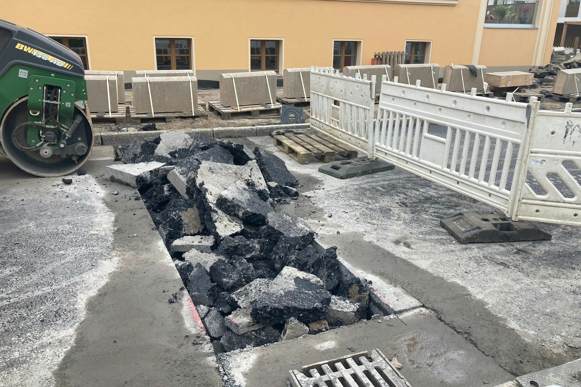 Die fast fertige Fahrbahn musste an drei Stellen wieder aufgehackt werden.