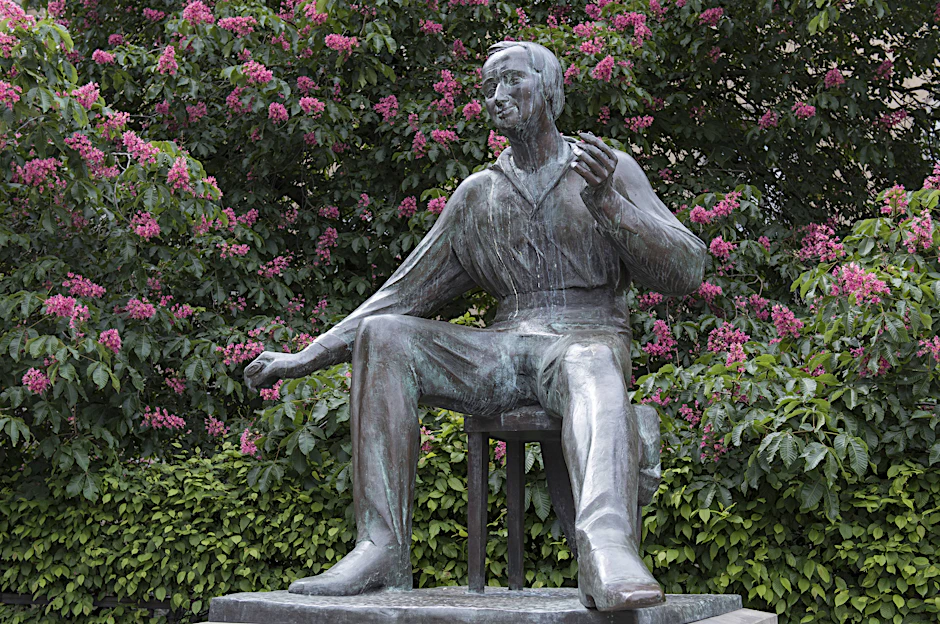 Das Heinrich-Heine-Denkmal im Kastanienwäldchen hinter der Neuen Wache an der Straße Unter den Linden in Berlin&nbsp;