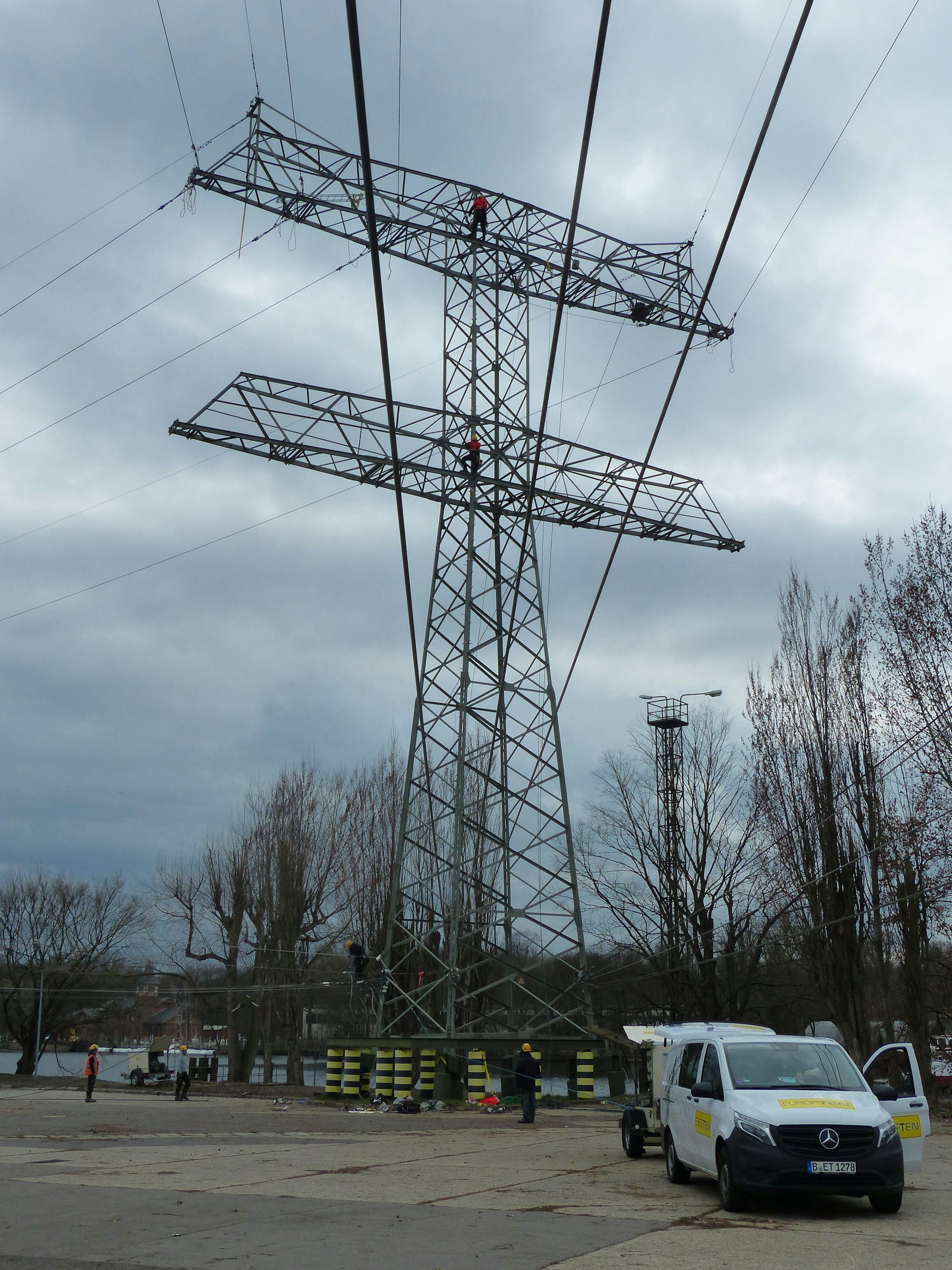 Ende März waren an diesem Mast nahe dem Kraftwerk Klingenberg schon die unteren Leitungen entfernt worden.