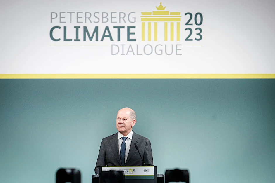 Bundeskanzler Olaf Scholz während seiner Rede beim 14. Petersberger Klimadialog im Auswärtigen Amt.  