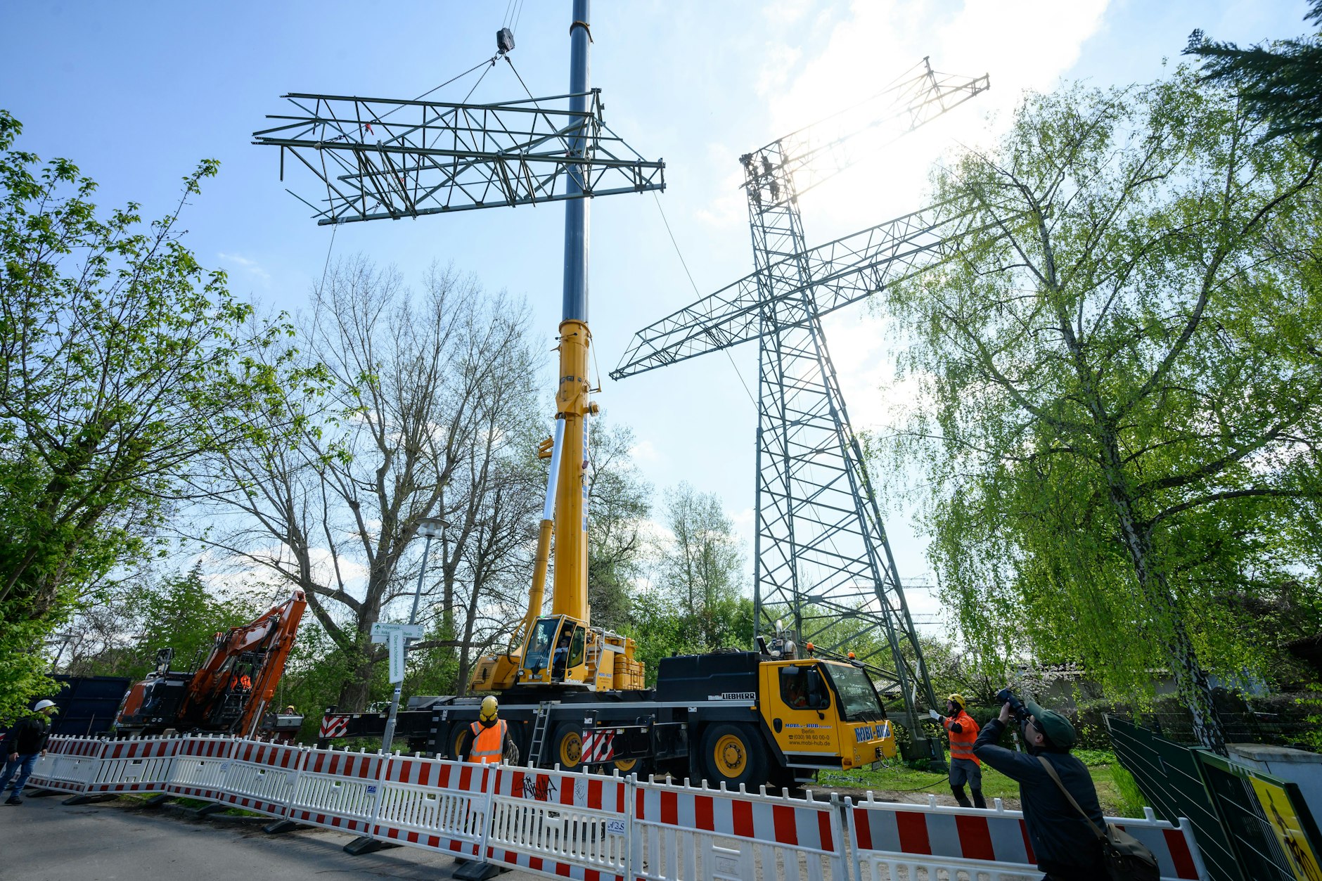 Demontage des Mastes in der Kleingartenanlage Wilhelmstrand