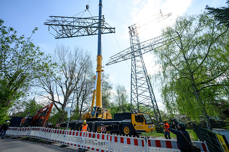 Demontage des Mastes in der Kleingartenanlage Wilhelmstrand