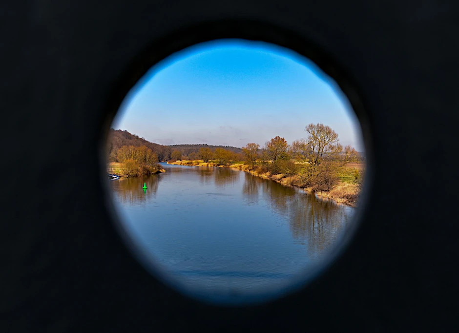 ARCHIV - Blick durch eine Öffnung in einer Brücke auf die Hohensaaten-Friedrichsthaler Wasserstraße im Nationalpark Unteres Odertal.  a/Archivbild