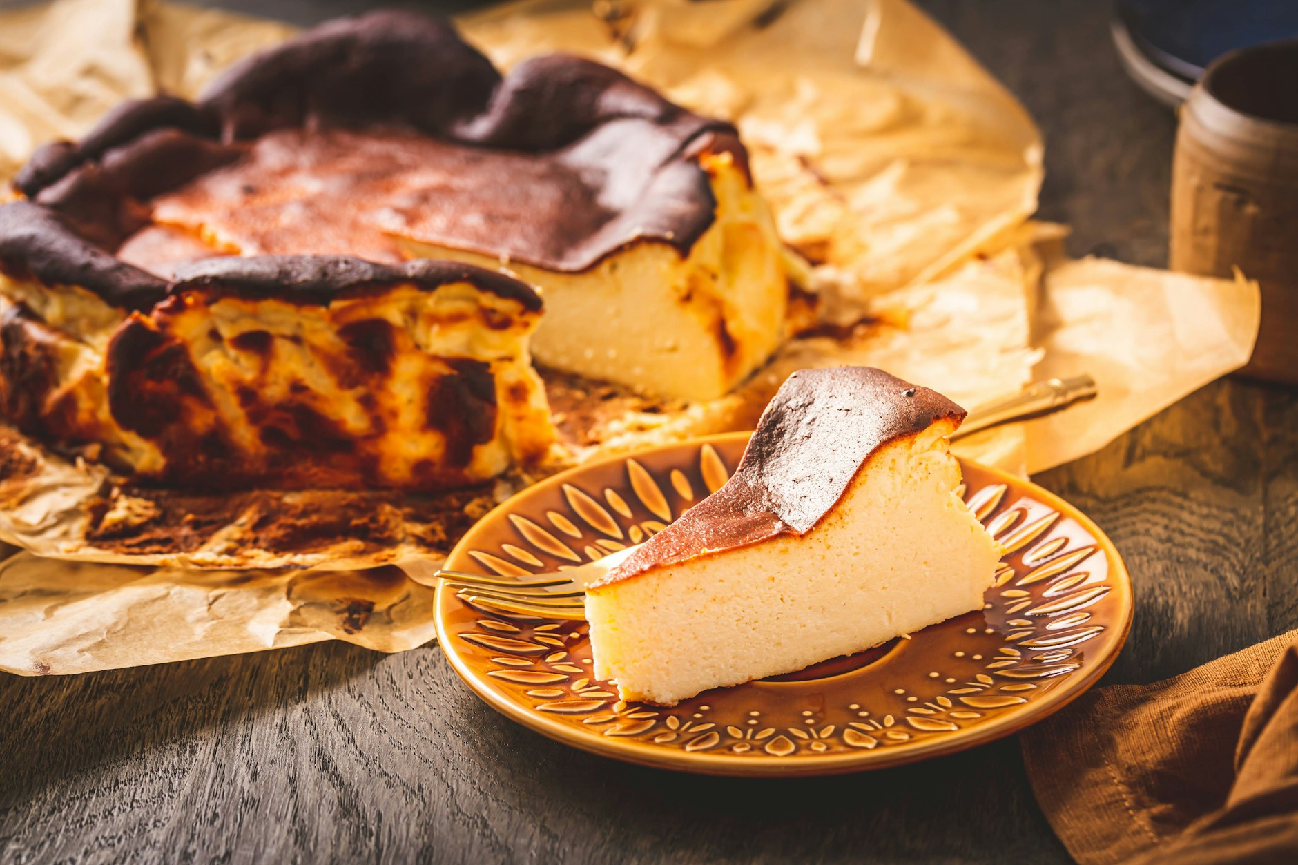 Käsekuchen wie bei Oma – wer ihn nicht so dunkel mag, deckt ihn beim Backen mit Alufolie ab.