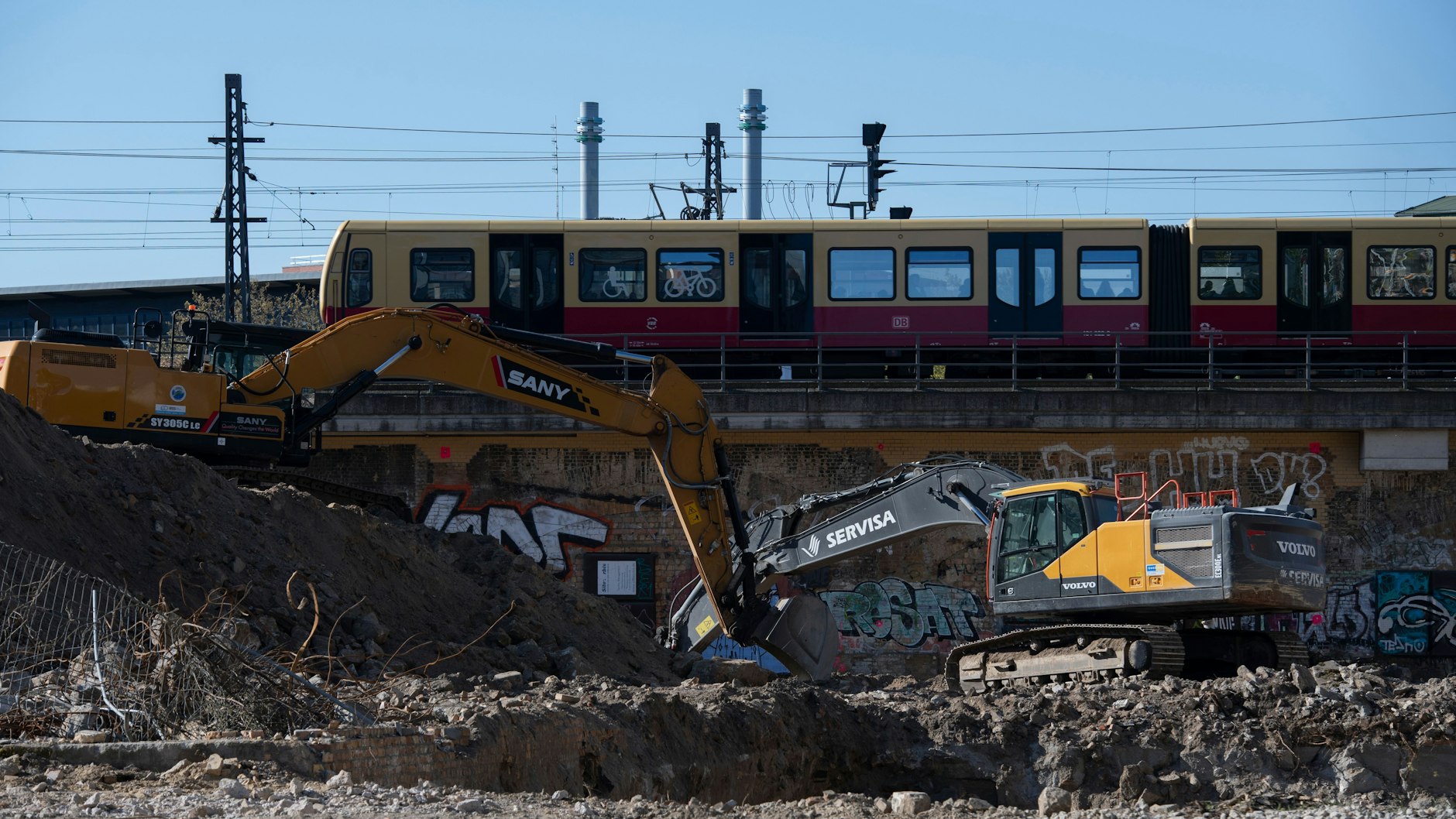 Bagger stehen auf einem Baugrundstücke an der Krautstraße/Ecke Lange Straße an der Stelle, wo eine Kriegsbombe gefunden wurde. Nach ersten Informationen soll es sich um eine 100 kg schwere Bombe handeln. Die Polizei hat den Zugang gesperrt. Experten beraten derzeit auf dem Grundstück über das weitere Vorgehen.&nbsp;