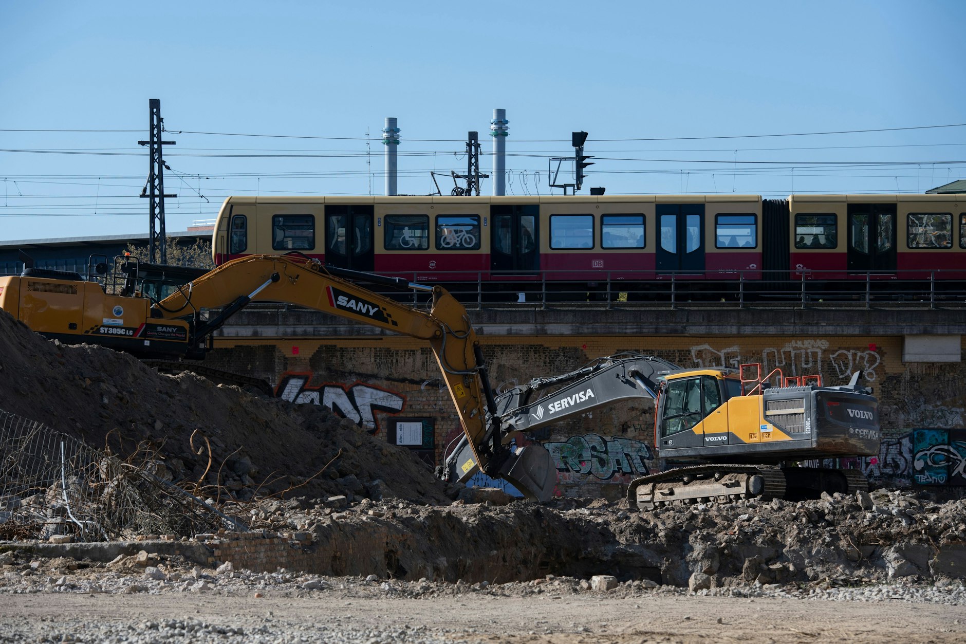 Bagger stehen auf einem Baugrundstücke an der Krautstraße/Ecke Lange Straße an der Stelle, wo eine Kriegsbombe gefunden wurde.&nbsp;