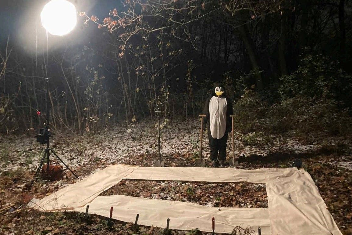 Ein Pinguin markiert die Stelle auf dem Trümmerberg in Moabit, an der die Bodenprobe entnommen wird