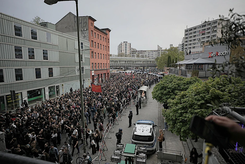 Ein Demonstrationszug zieht durch die Stadt.  