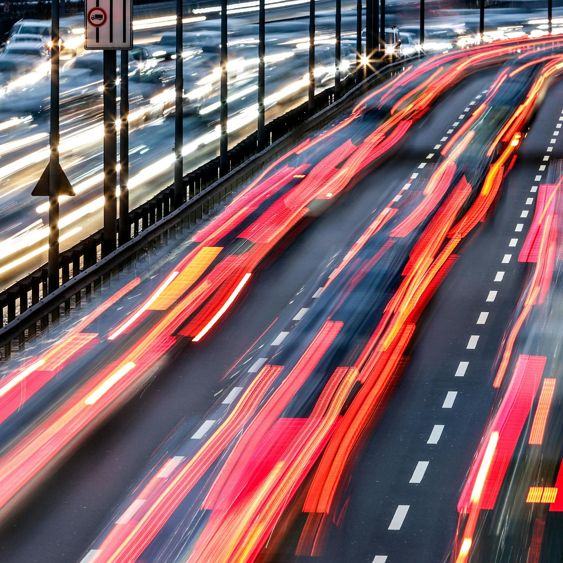 Dein Dienstag: Großbrand in Berlin ++ Verkehr in der City lahmt ++ Sommerwetter mit Risiken ++ Teure Lollapalooza-Tickets