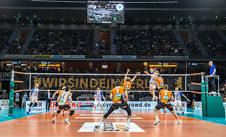 ARCHIV - Berlins Anton Brehme und Berlins Marek Sotola (3.v.r) springen zum Netz.  