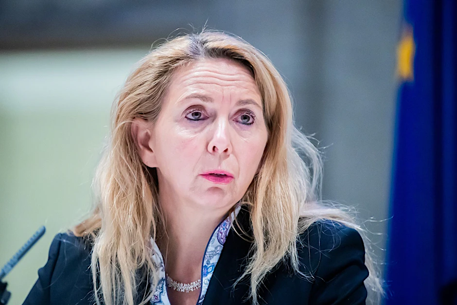 ARCHIV - Barbara Slowik, Polizeipräsidentin in Berlin, spricht während einer Pressekonferenz.  