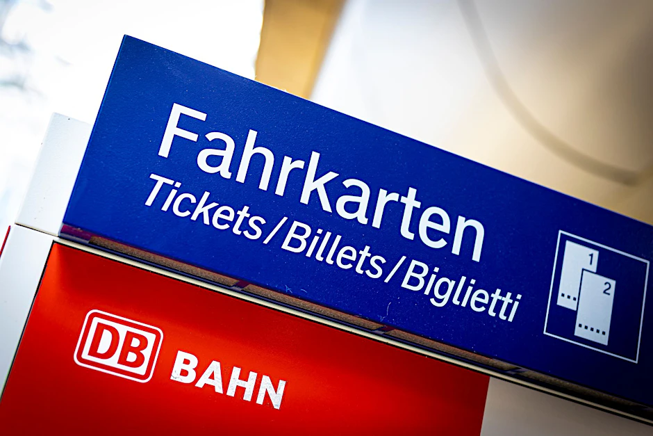 Ein Fahrkartenautomat der Deutschen Bahn steht an einem Bahnhof.  d
