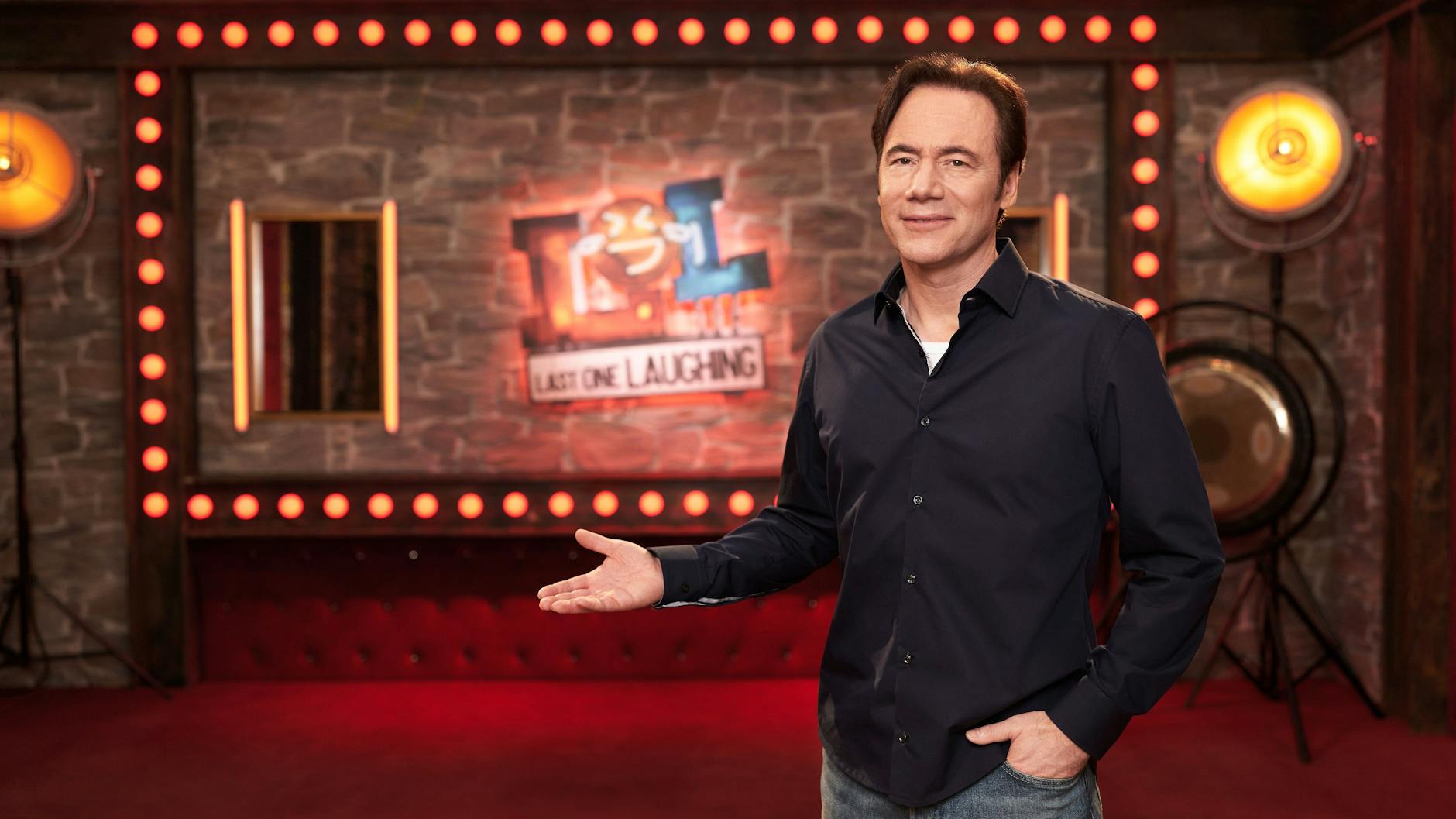 Michael Bully Herbig führt als Moderator durch die Show LOL Last One Laughing.