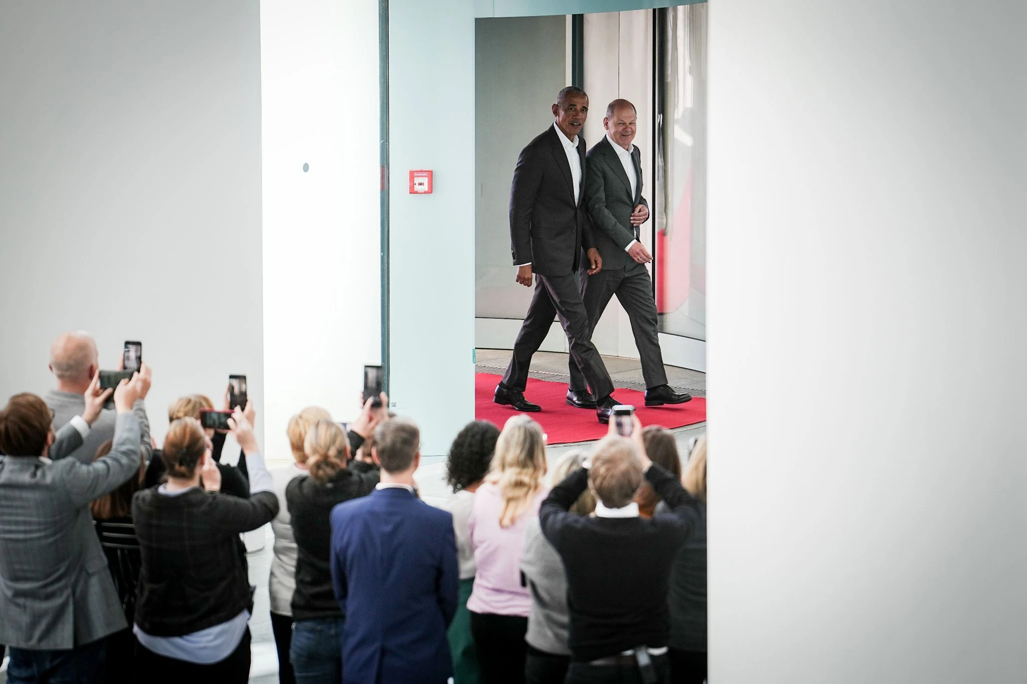 Bundeskanzler Olaf Scholz (rechts) empfing den früheren US-Präsidenten Barack Obama am Mittwoch zum Mittagessen.