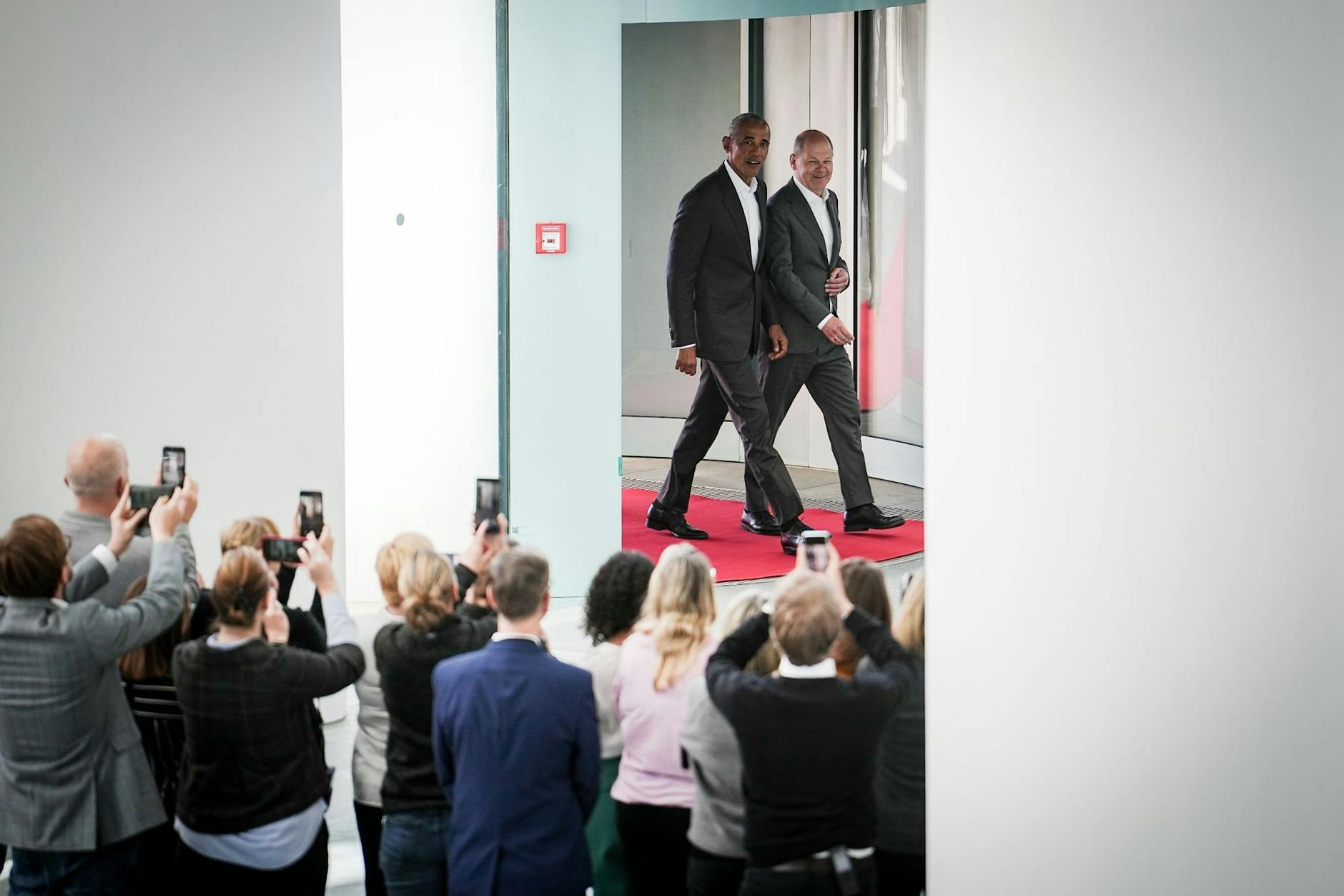 Bundeskanzler Olaf Scholz (rechts) empfing den früheren US-Präsidenten Barack Obama am Mittwoch zum Mittagessen.